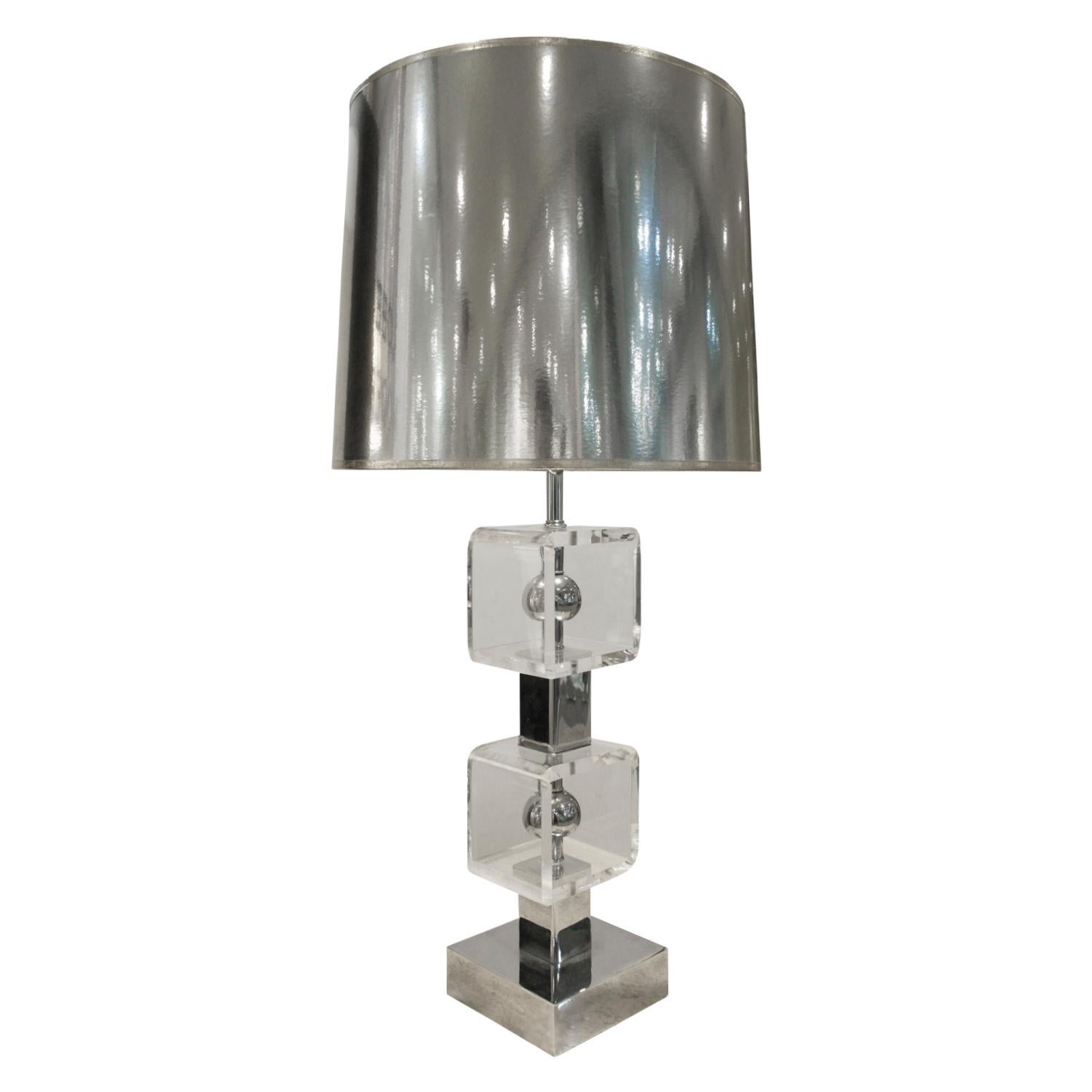 Lámpara de sobremesa de Lucite con detalles cromados y pantalla de papel plateado, estadounidense, años setenta. Esta lámpara es a la vez escultural y chic.