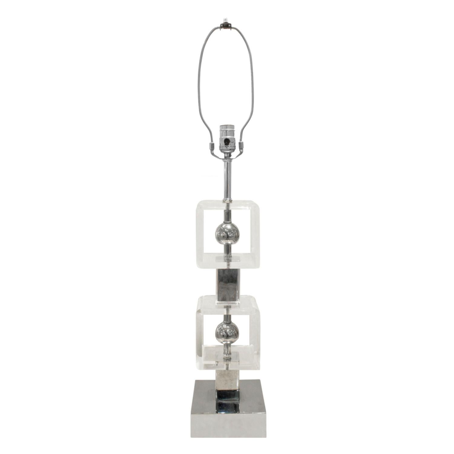 Lámpara de mesa Chic en Lucite y Cromo, años 70 Estadounidense