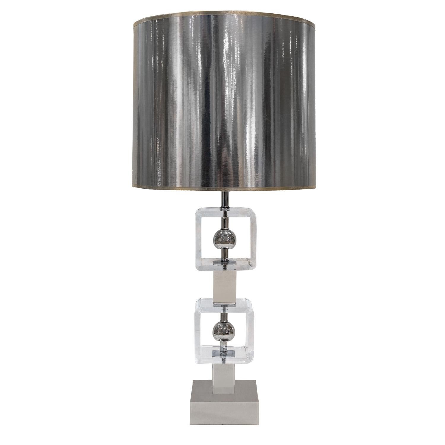 Sculptural table lamp in lucite with polished chrome spheres and base with original silver paper shade, American 1970's. This lamp is very chic.

W: 6 inches
D: 6 inches
Shade Diam: 15 inches
H: 35.5 inches 