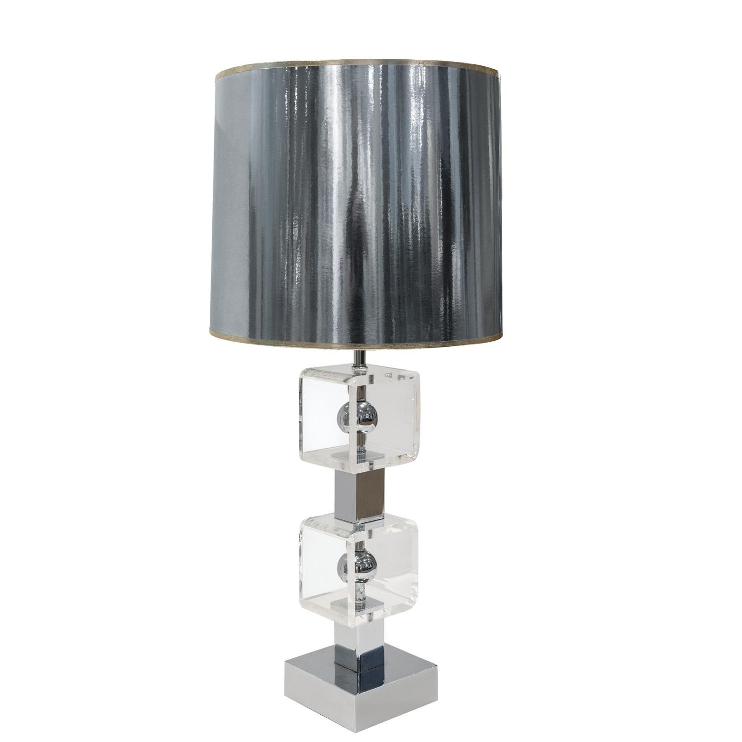 Mid-Century Modern Chic Table Lamp in Lucite and Chrome with Silver Shade 1970s For Sale