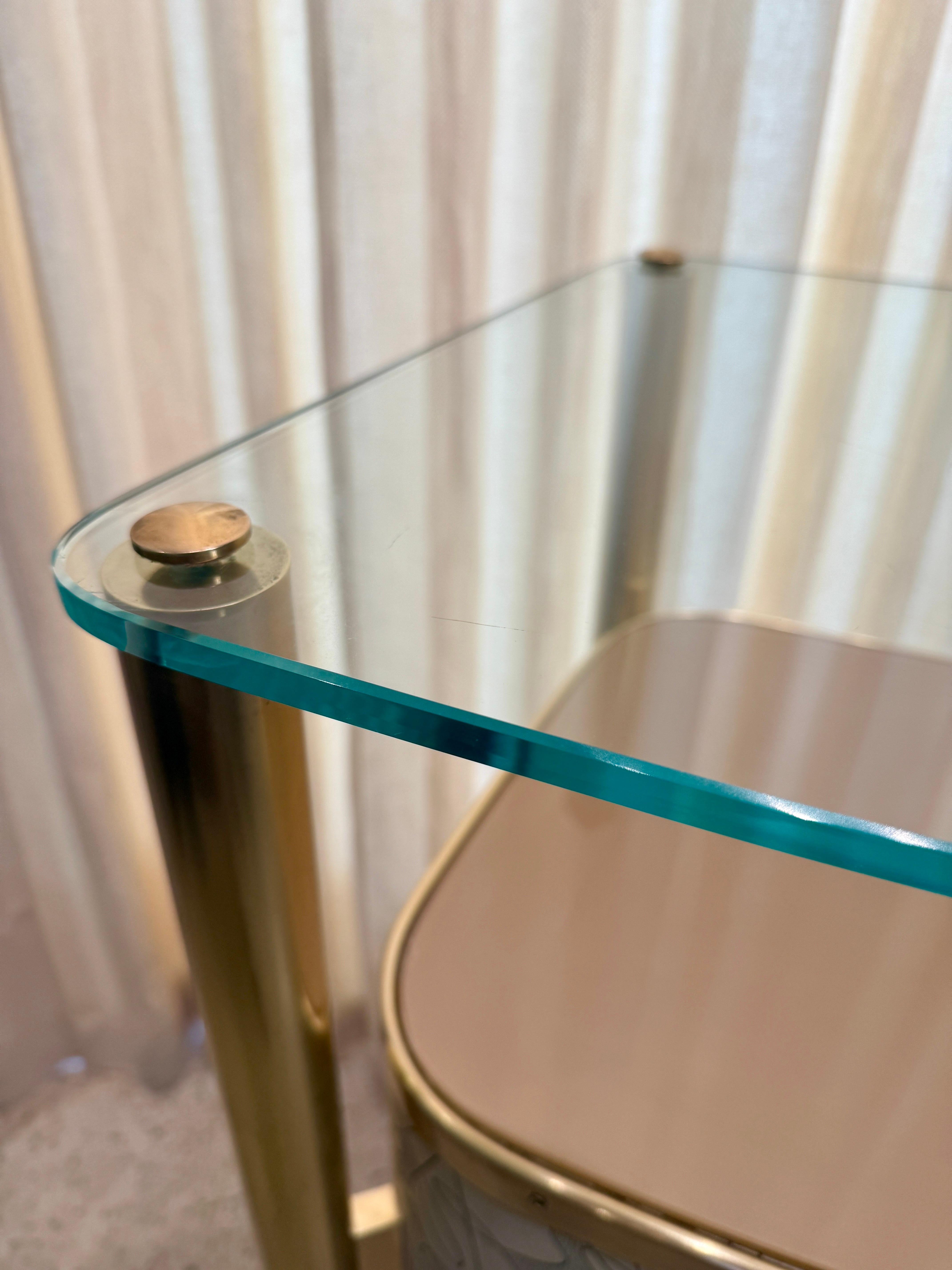 Diese italienische Bar mit leicht geschwungener Vorderseite ist eine Ausnahmeerscheinung aus der Mitte des Jahrhunderts.  ORIGINAL-Kunstlederschrank im modernistischen Design, Messingbeine und -akzente, ZWEI Ebenen und eine schwebende Glasplatte mit