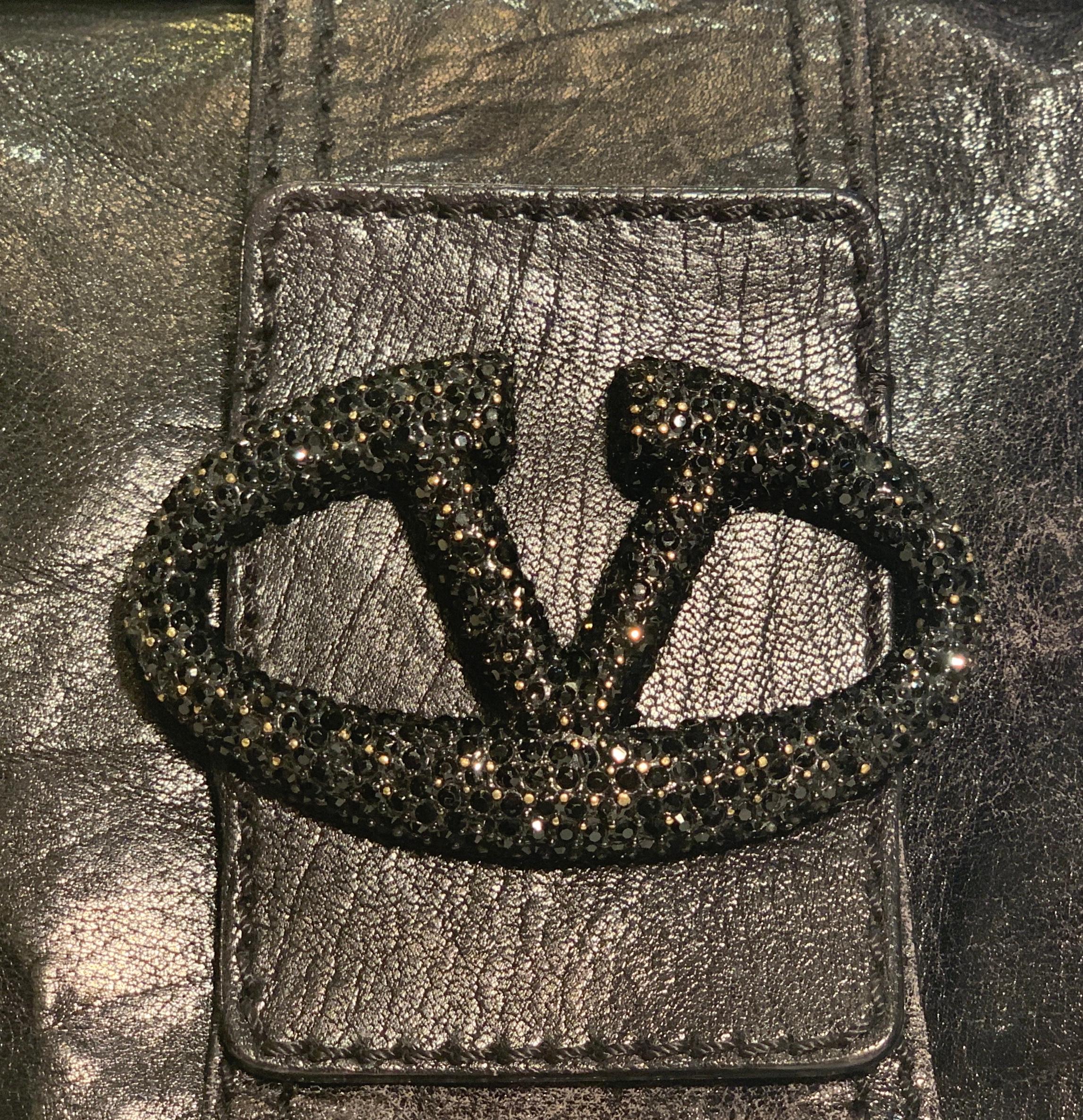 Schicke Valentino Metallic Schwarz Leder Catch Geldbörse mit schwarzem Kristall Logo Verschluss im Zustand „Gut“ in Tustin, CA