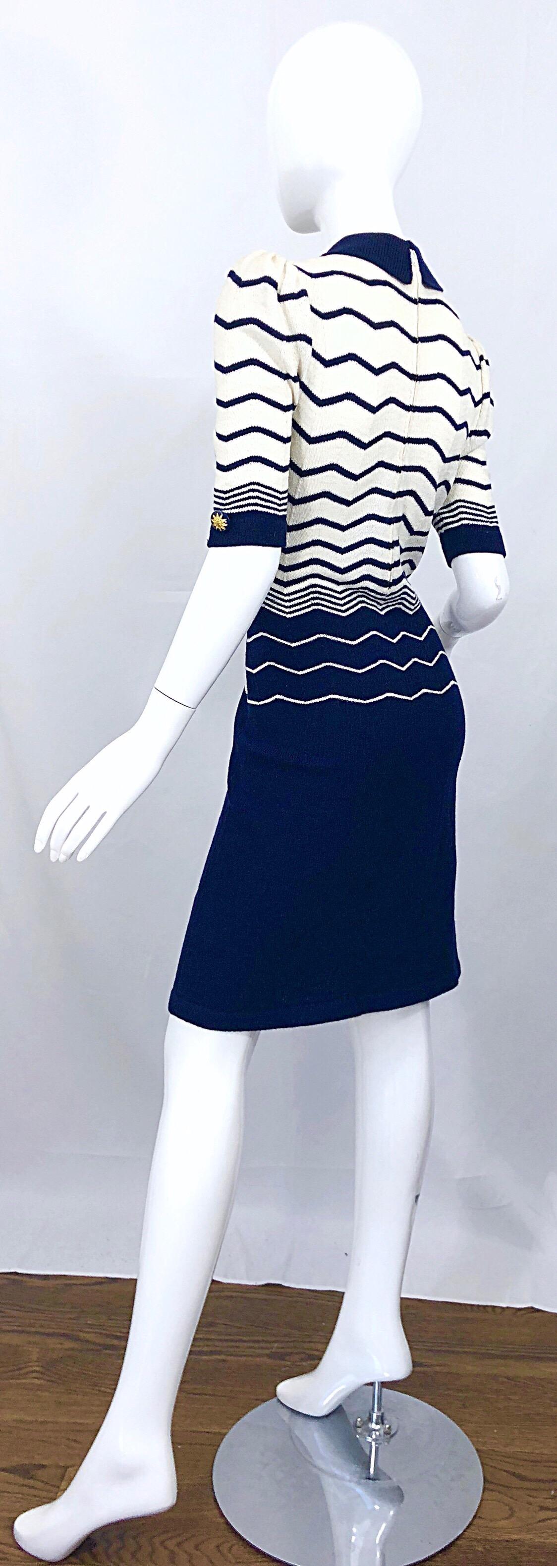 Chic Vintage 1980s Adolfo Navy Blue White Zig Zag Print Short Sleeve Knit Dress For Sale 4