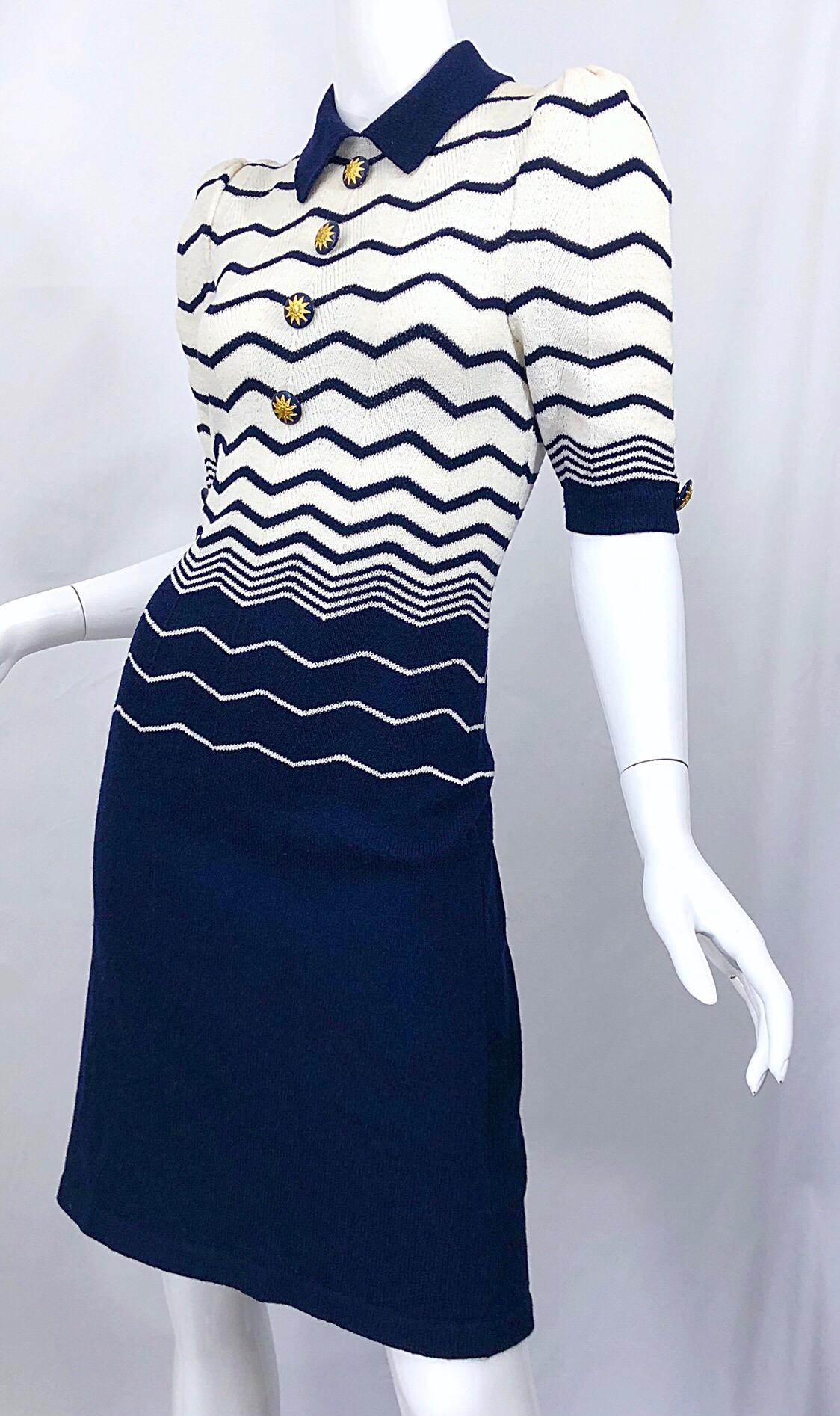 Chic Vintage 1980s Adolfo Navy Blue White Zig Zag Print Short Sleeve Knit Dress  For Sale 5