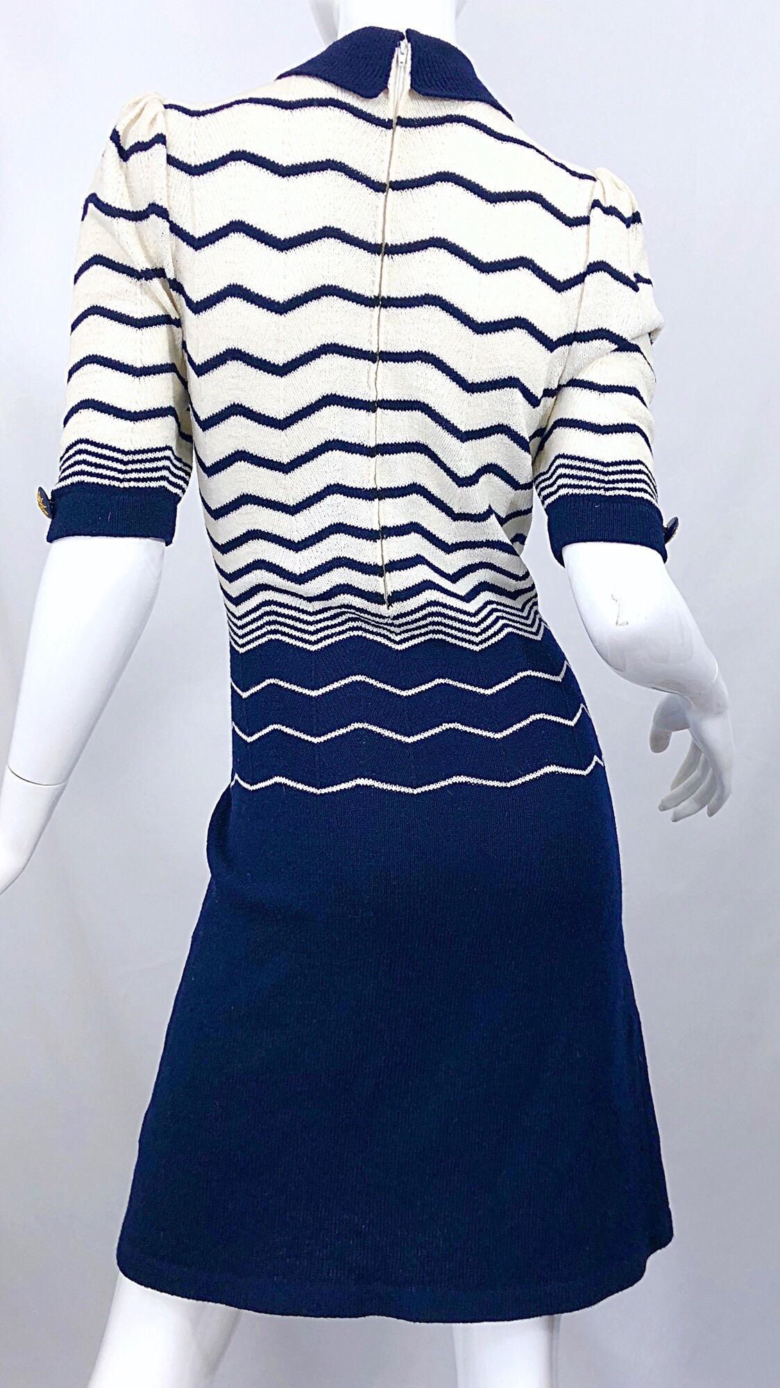Chic Vintage 1980s Adolfo Navy Blue White Zig Zag Print Short Sleeve Knit Dress  For Sale 6