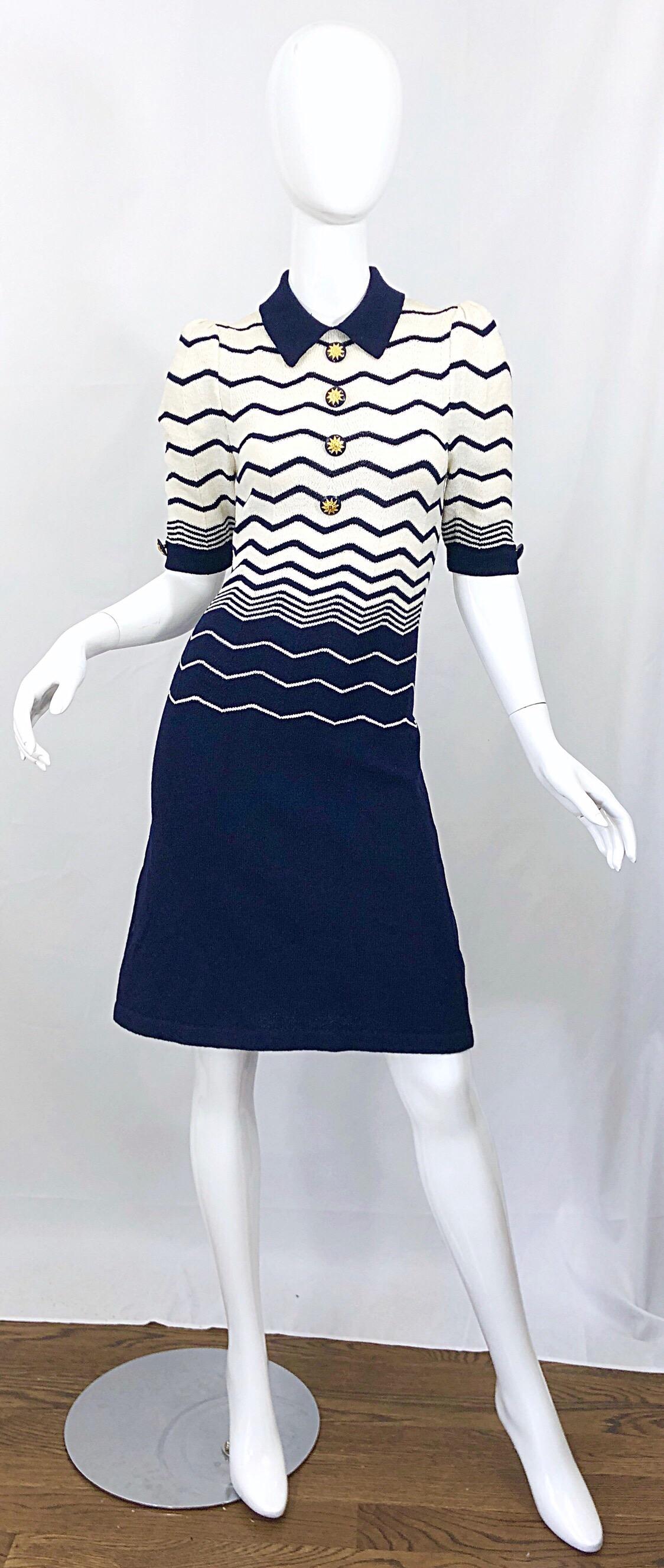 Chic Vintage 1980s Adolfo Navy Blue White Zig Zag Print Short Sleeve Knit Dress  For Sale 7