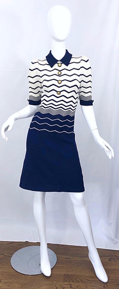 Adolfo Robe vintage chic à manches courtes en maille à imprimé zigzag bleu marine et blanc, années 1980