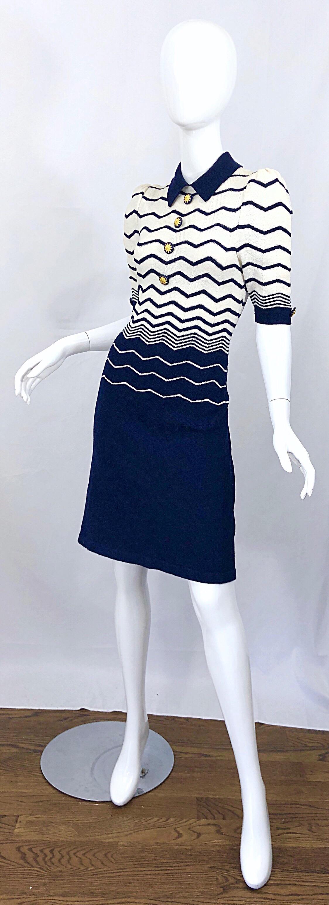 Chic Vintage 1980s Adolfo Navy Blue White Zig Zag Print Short Sleeve Knit Dress  In Excellent Condition For Sale In San Diego, CA