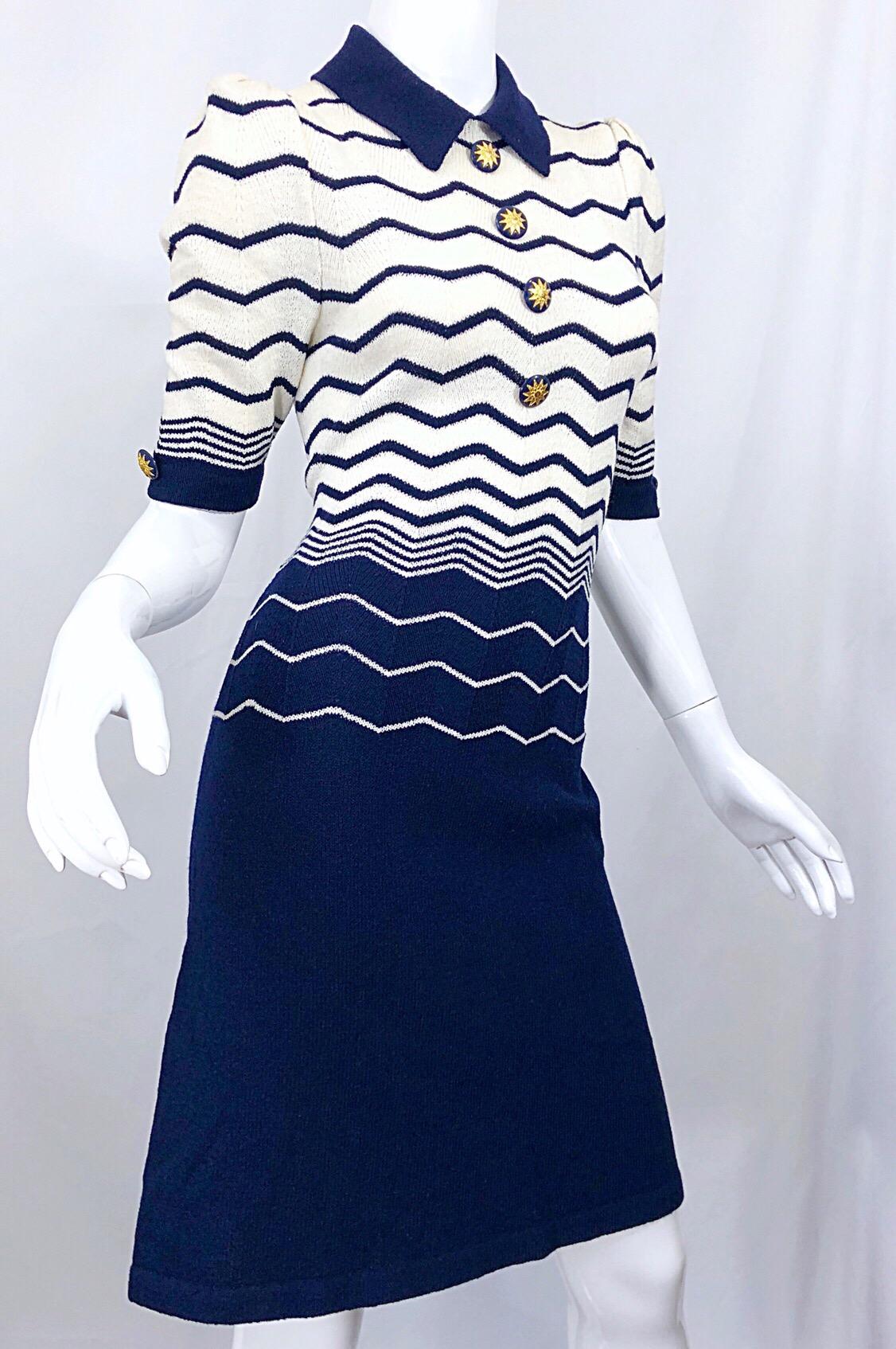 Women's Chic Vintage 1980s Adolfo Navy Blue White Zig Zag Print Short Sleeve Knit Dress  For Sale