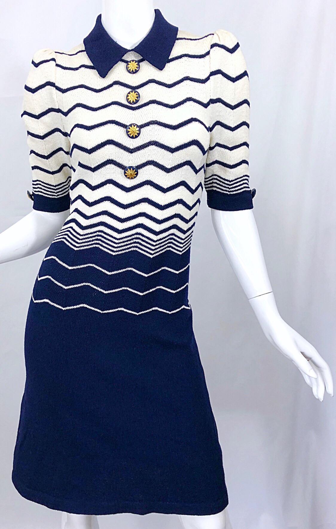 Chic Vintage 1980s Adolfo Navy Blue White Zig Zag Print Short Sleeve Knit Dress  For Sale 1