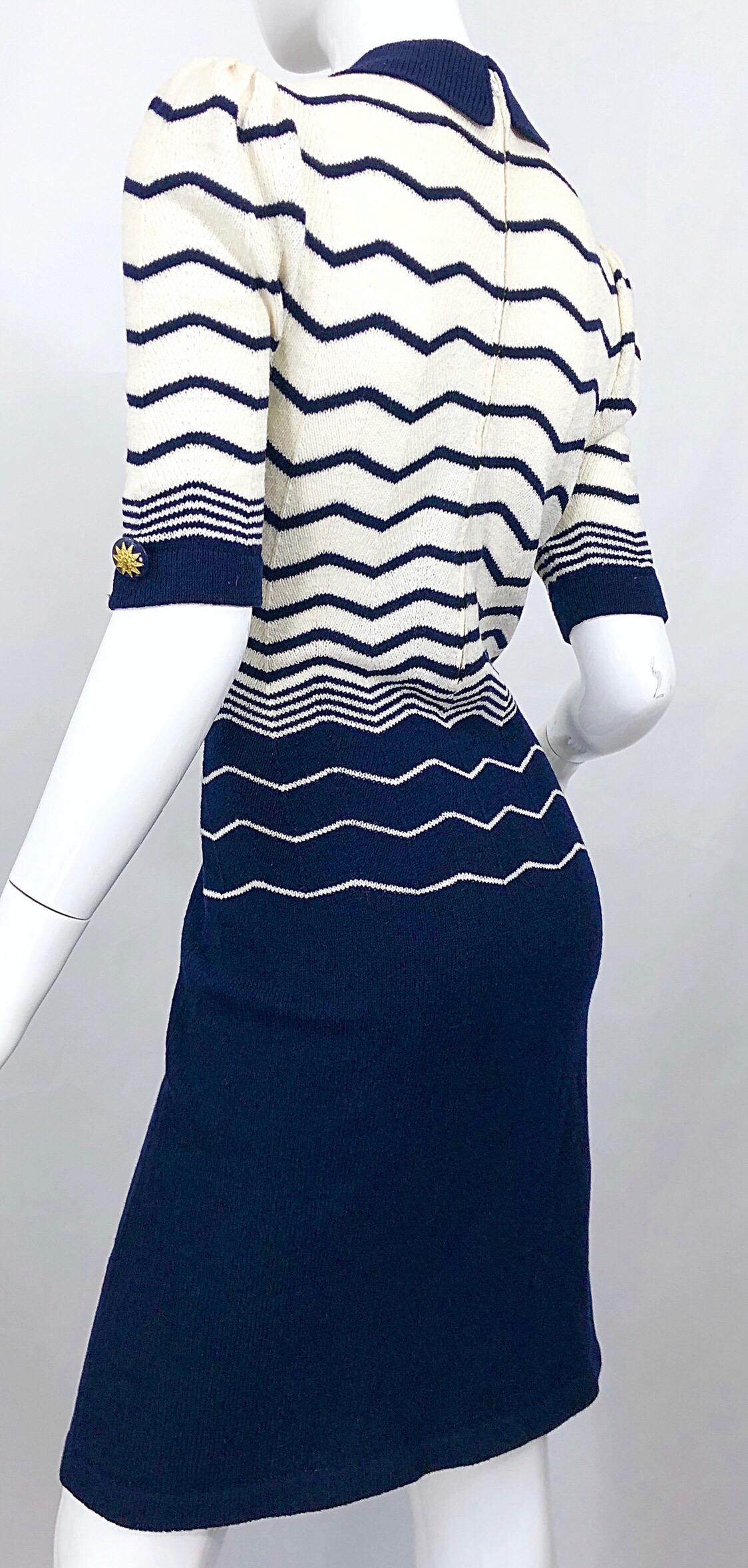 Chic Vintage 1980s Adolfo Navy Blue White Zig Zag Print Short Sleeve Knit Dress  For Sale 2