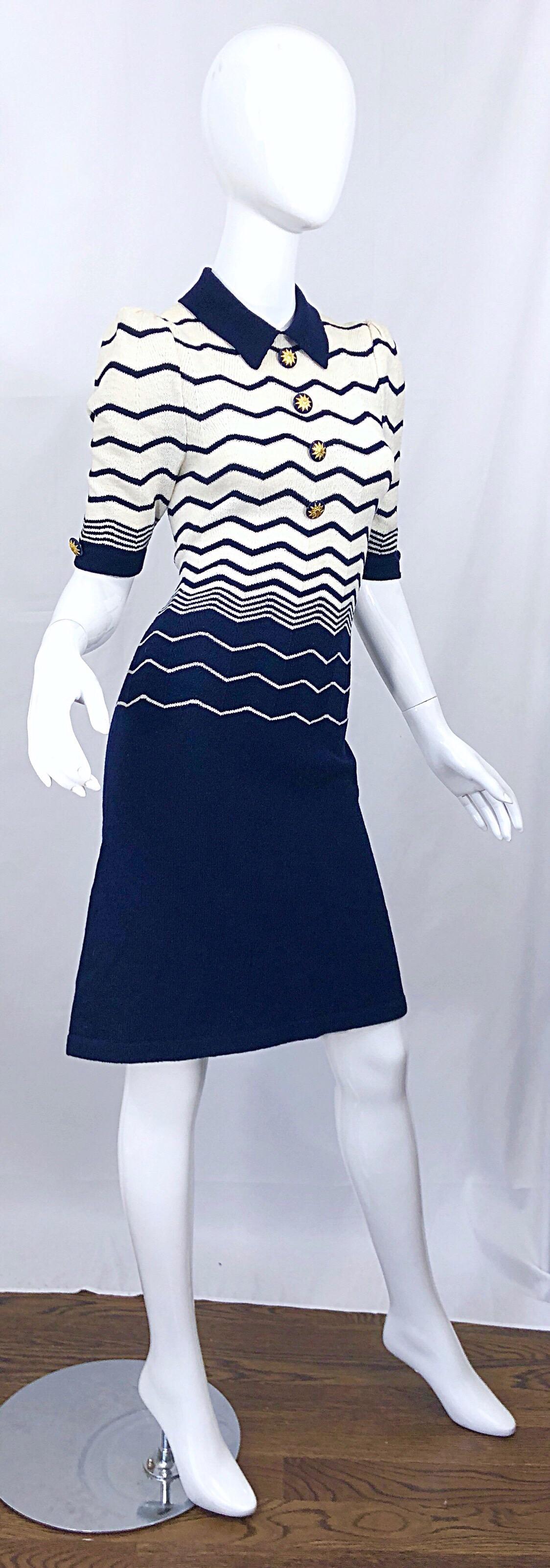 Chic Vintage 1980s Adolfo Navy Blue White Zig Zag Print Short Sleeve Knit Dress  For Sale 3