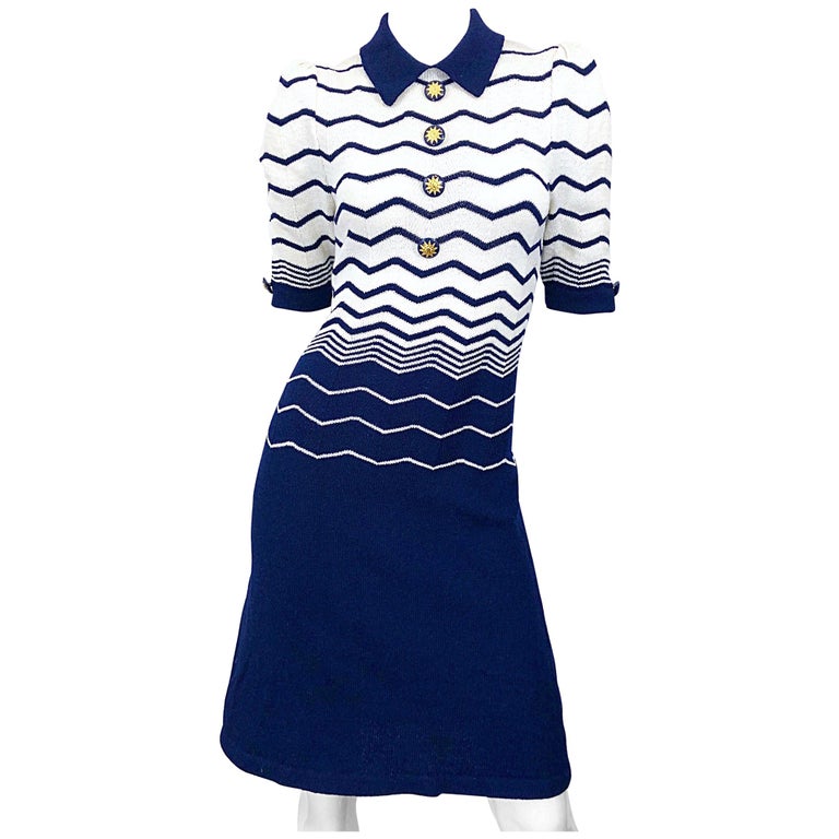 Chic Vintage 1980s Adolfo Navy Blue White Zig Zag Print Short Sleeve Knit Dress For Sale at 1stDibs