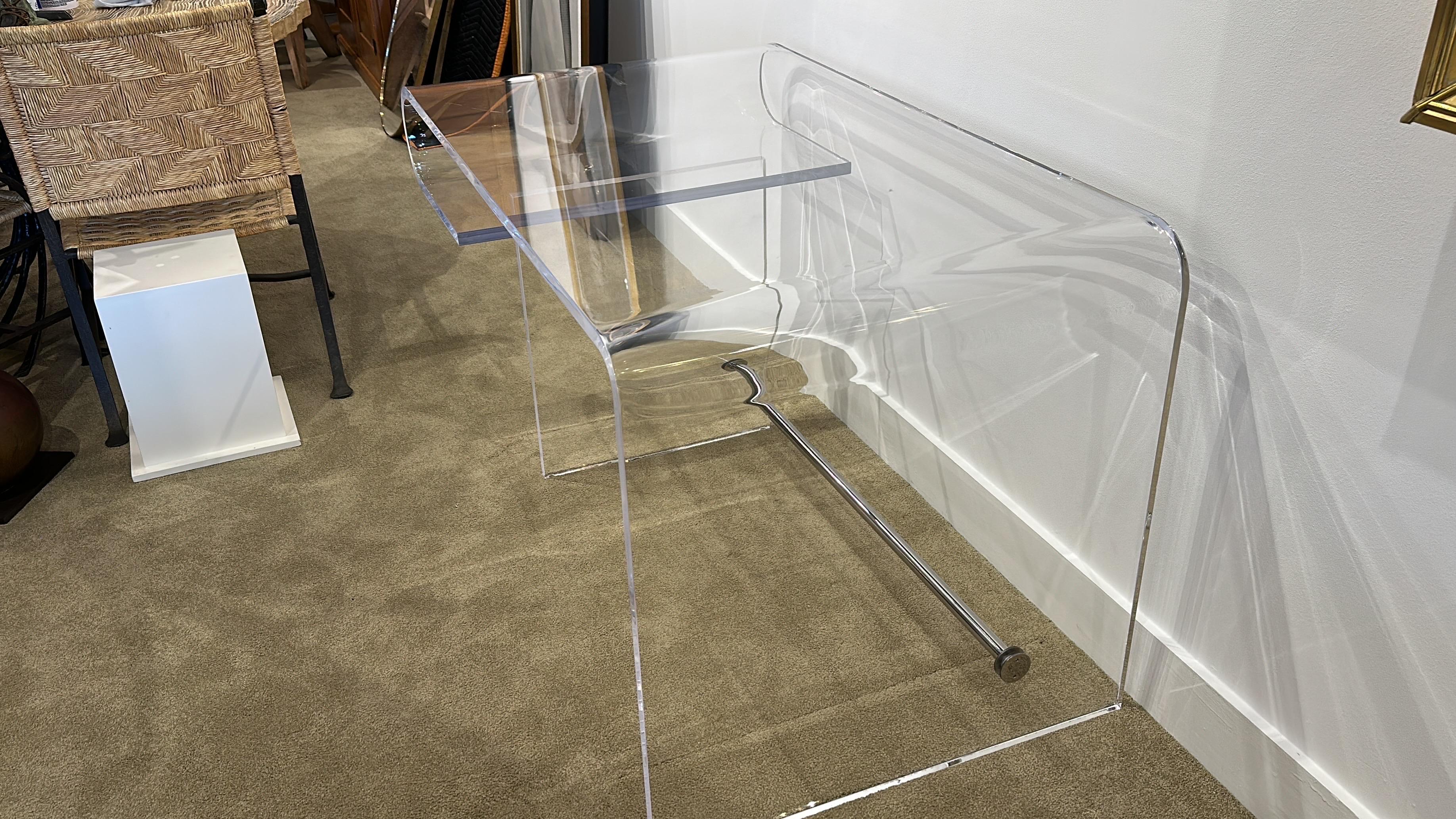 Chic Vintage Curved Lucite Desk In Good Condition For Sale In East Hampton, NY