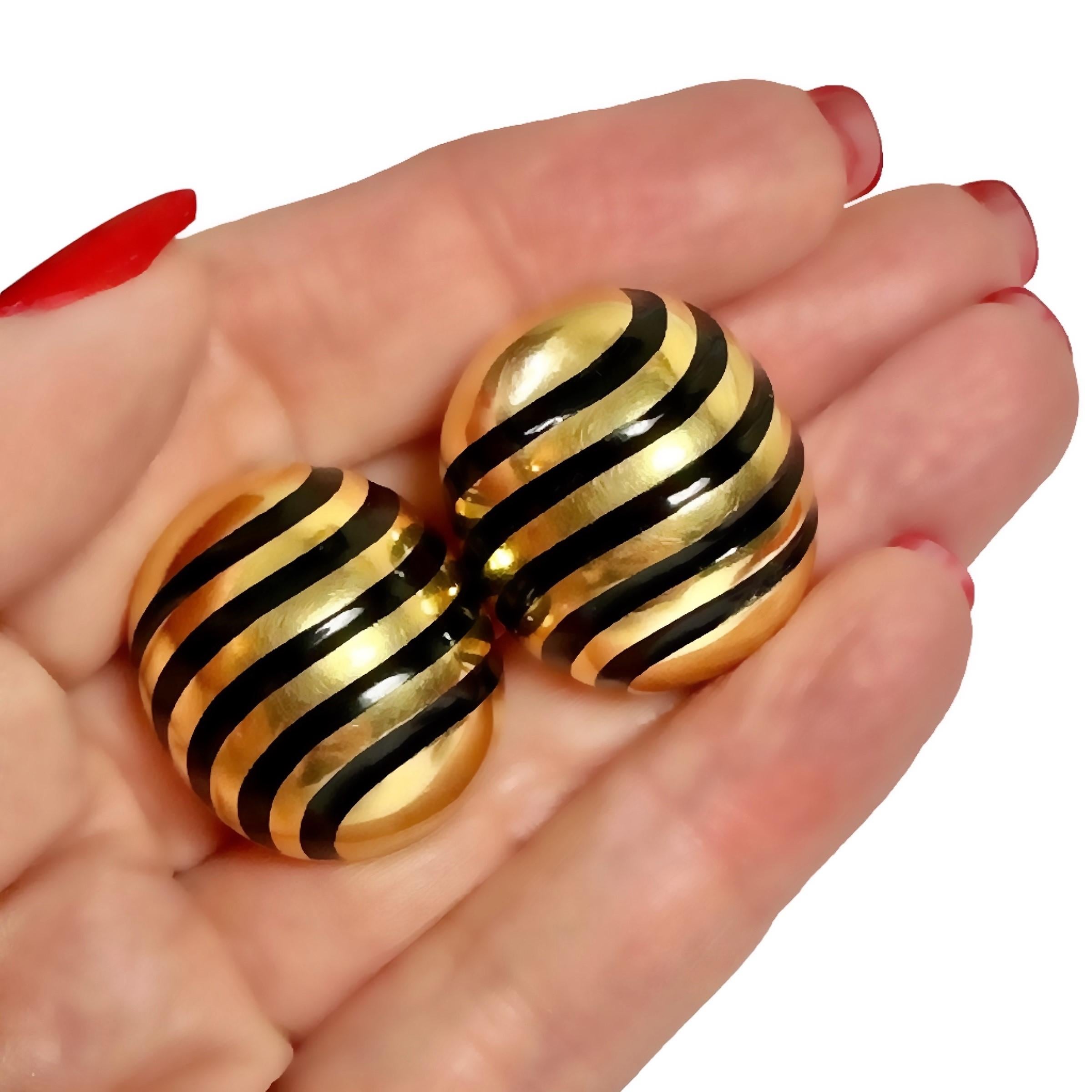 Women's Chic Vintage French Cartier 18k Yellow Gold Earrings with Black Enamel Bands For Sale