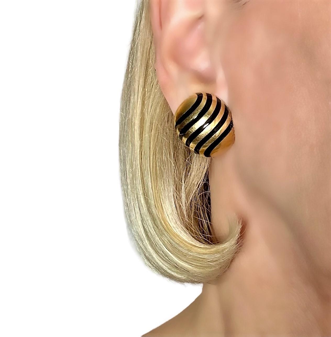Chic Vintage French Cartier 18k Yellow Gold Earrings with Black Enamel Bands For Sale 1