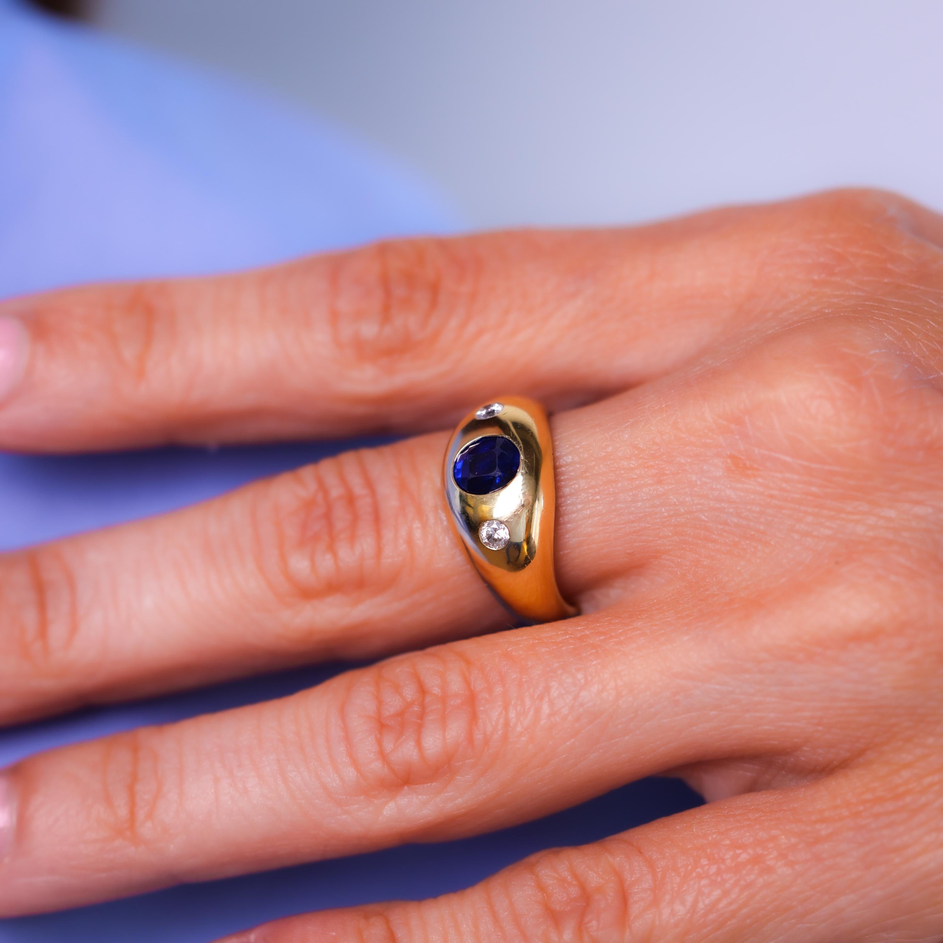 Oval Cut Chic vintage sapphire diamond 14k yellow gold bezel ring For Sale