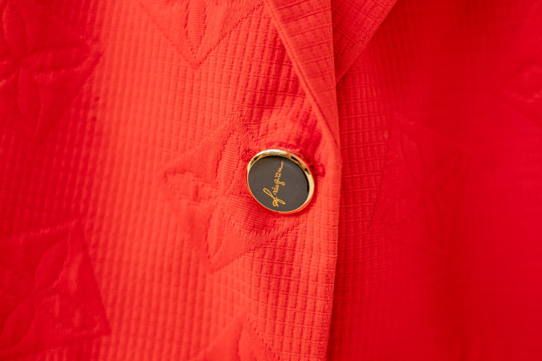 Glitzernder roter Baumwollblazer, entworfen in den 1990er Jahren, hergestellt in Italien. 
Der Blazer hat den klassisch eleganten Schnitt mit weichen langen Ärmeln und einem wuscheligen Stehkragen, der mittig durch 2 große schwarz-goldene Knöpfe