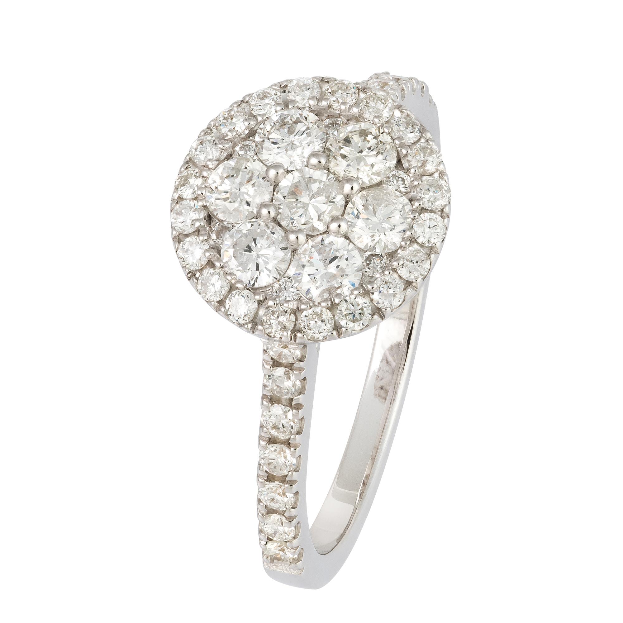 For Sale:  Chic White 18K Gold White Diamond Ring for Her 2