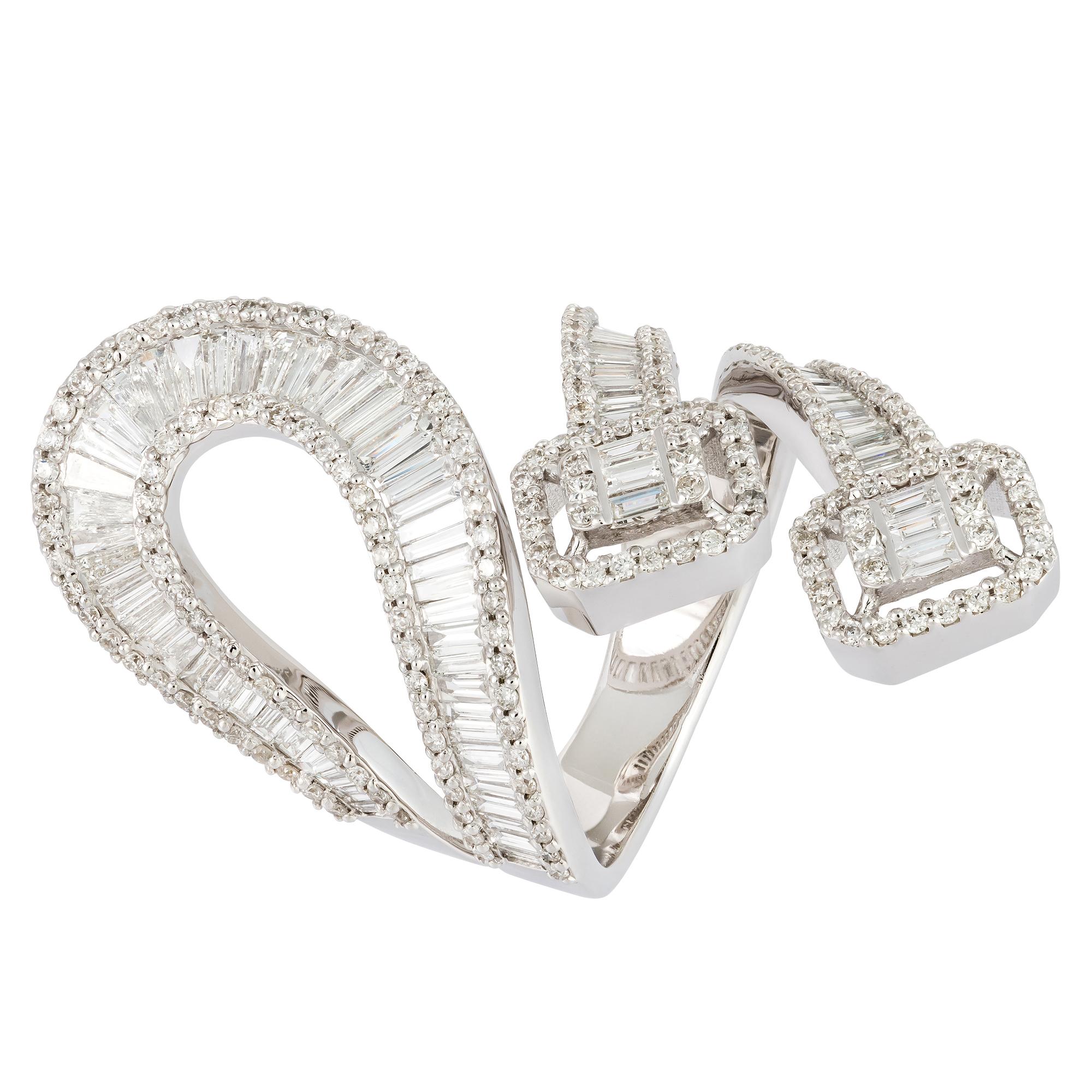 For Sale:  Chic White 18K Gold White Diamond Ring for Her 2