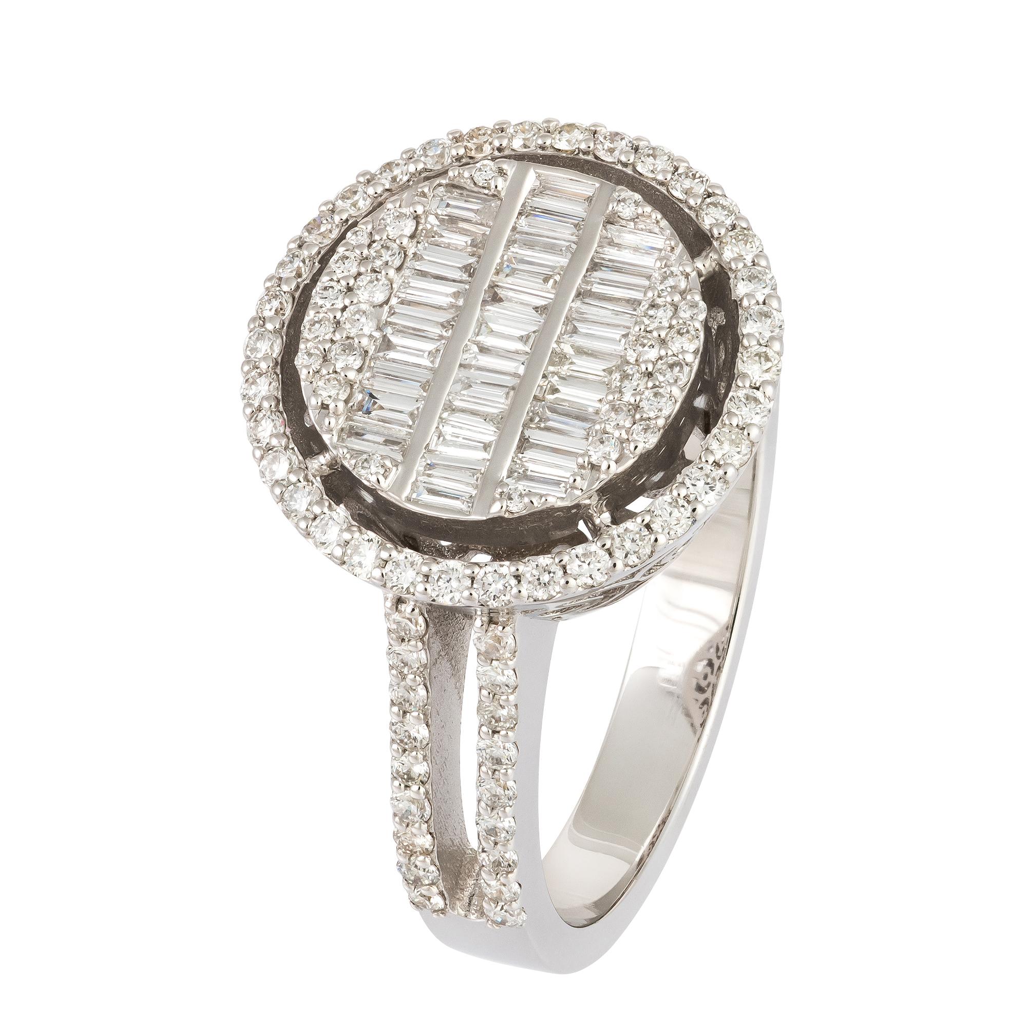 For Sale:  Chic White 18K Gold White Diamond Ring for Her 3