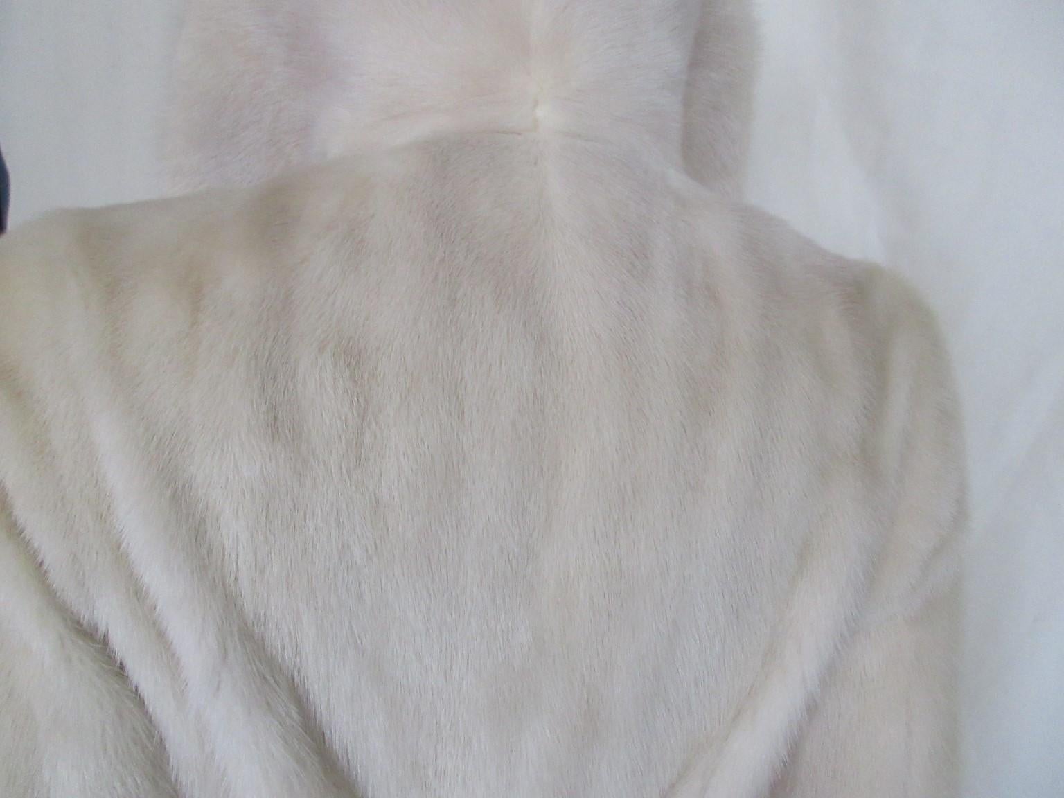 Chic White Mink Fur Coat Small In Good Condition In Amsterdam, NL
