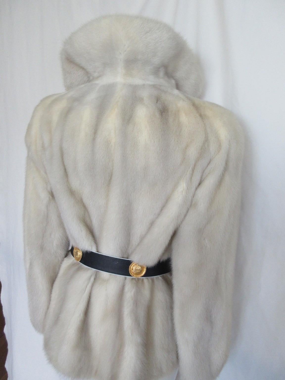 Chic White Mink Fur Jacket In Good Condition For Sale In Amsterdam, NL