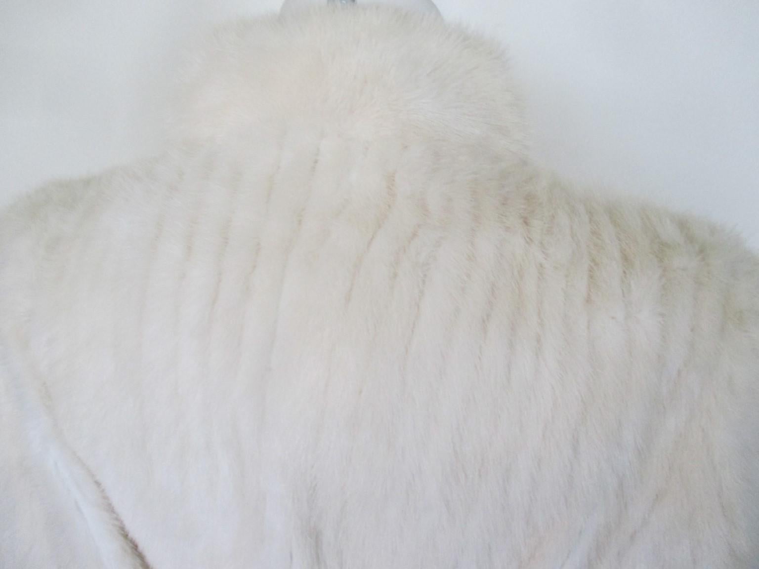 Chic White Mink Fur Jacket In Good Condition In Amsterdam, NL