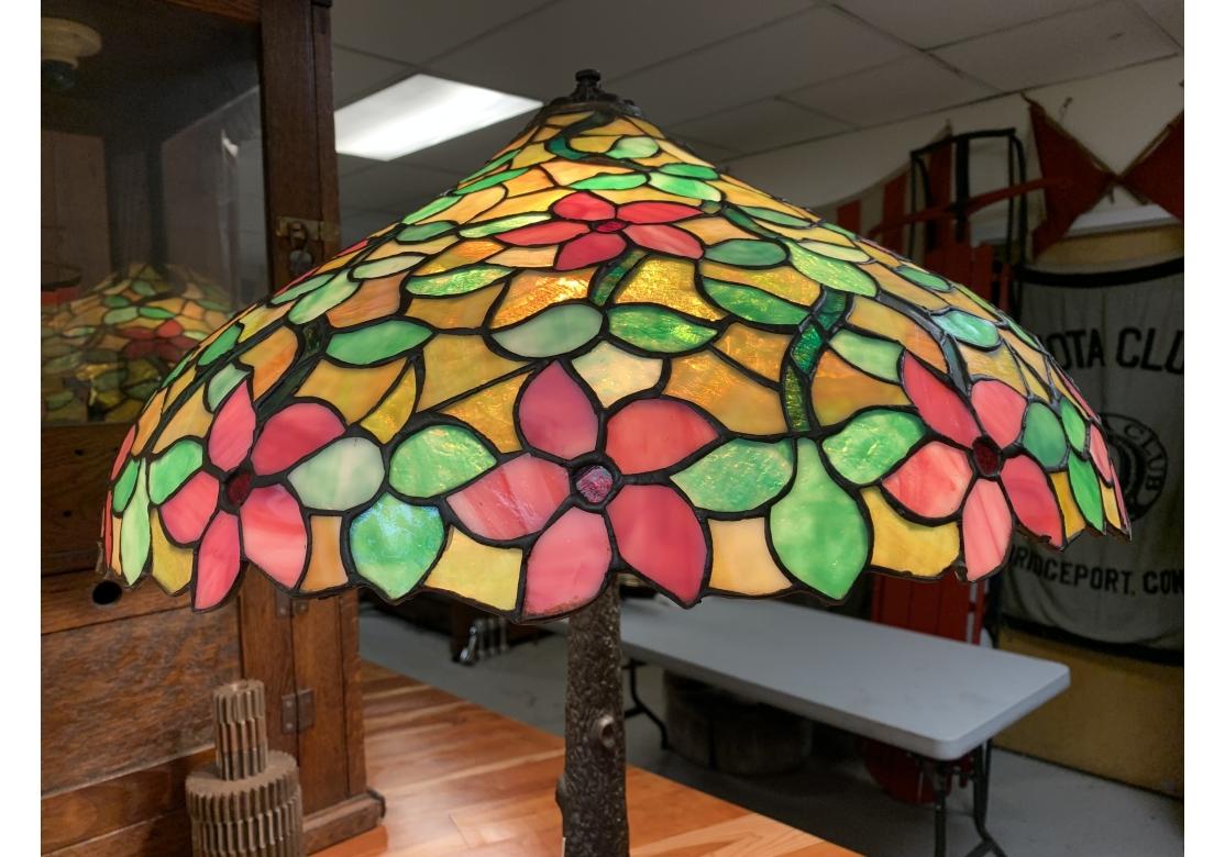 Chicago Mosaic Lamp Co. Lampe ancienne de style Art Nouveau en faux bois en verre plombé en vente 13