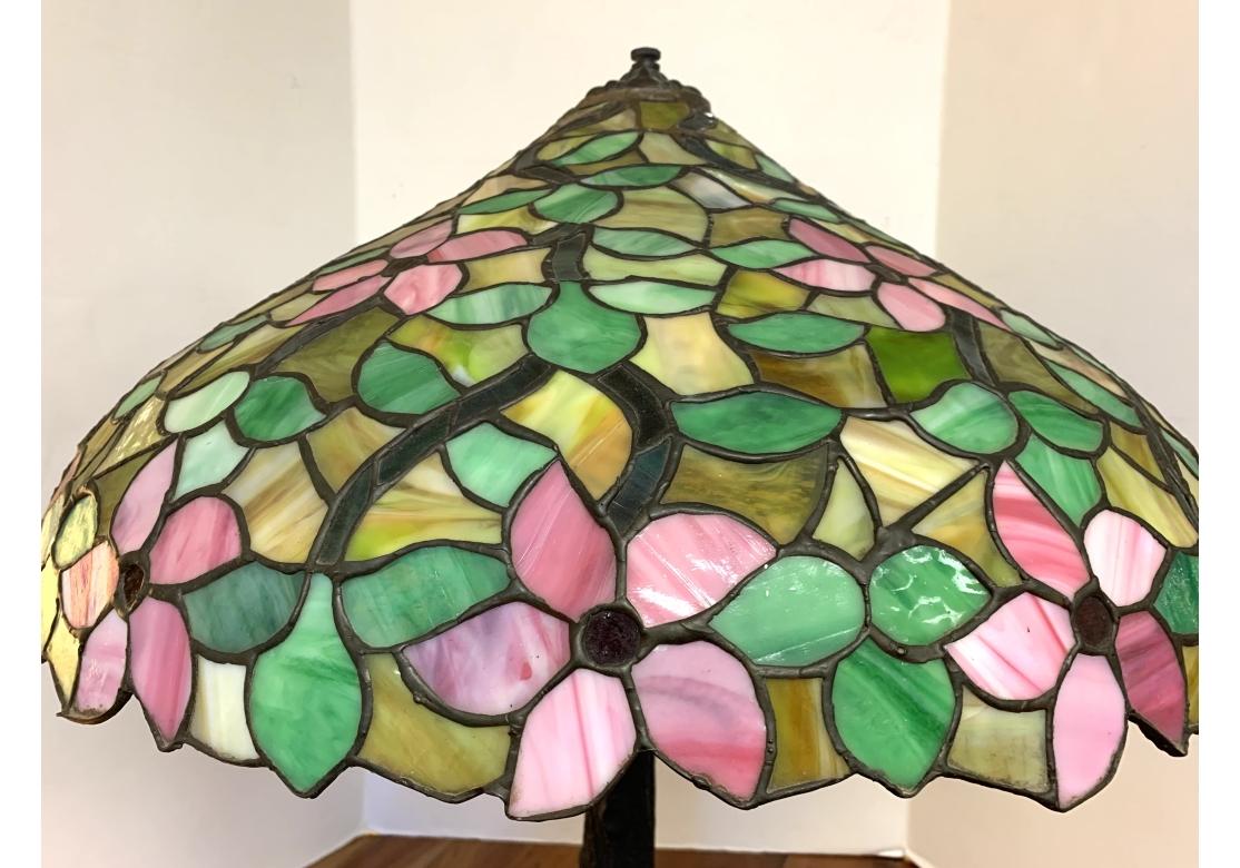 Art nouveau Chicago Mosaic Lamp Co. Lampe ancienne de style Art Nouveau en faux bois en verre plombé en vente