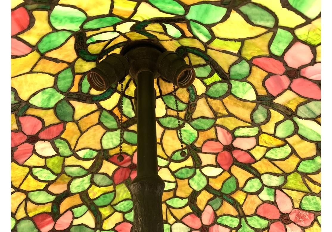 Américain Chicago Mosaic Lamp Co. Lampe ancienne de style Art Nouveau en faux bois en verre plombé en vente