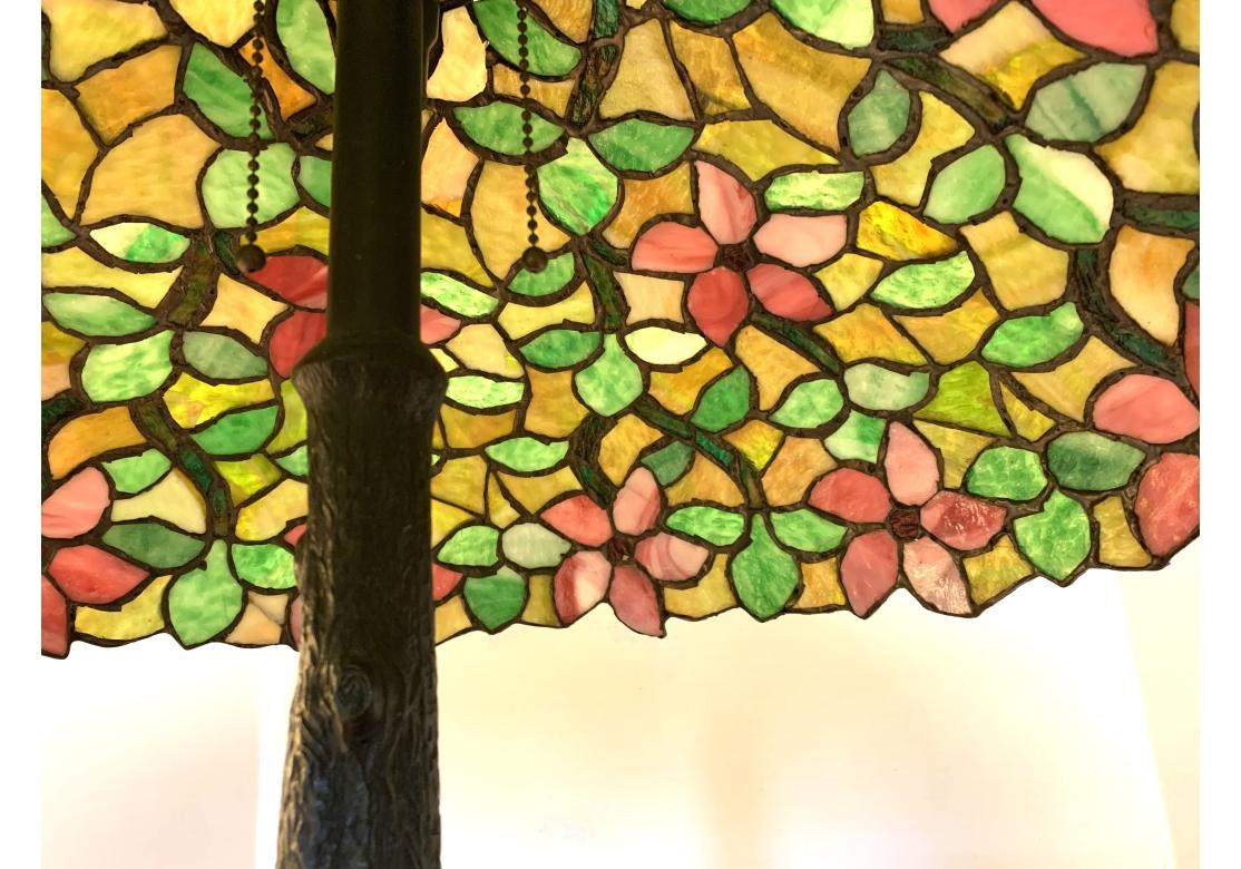 Chicago Mosaic Lamp Co. Lampe ancienne de style Art Nouveau en faux bois en verre plombé Abîmé - En vente à Bridgeport, CT