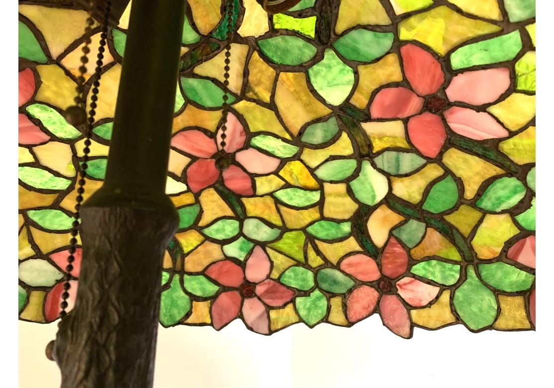 Métal Chicago Mosaic Lamp Co. Lampe ancienne de style Art Nouveau en faux bois en verre plombé en vente