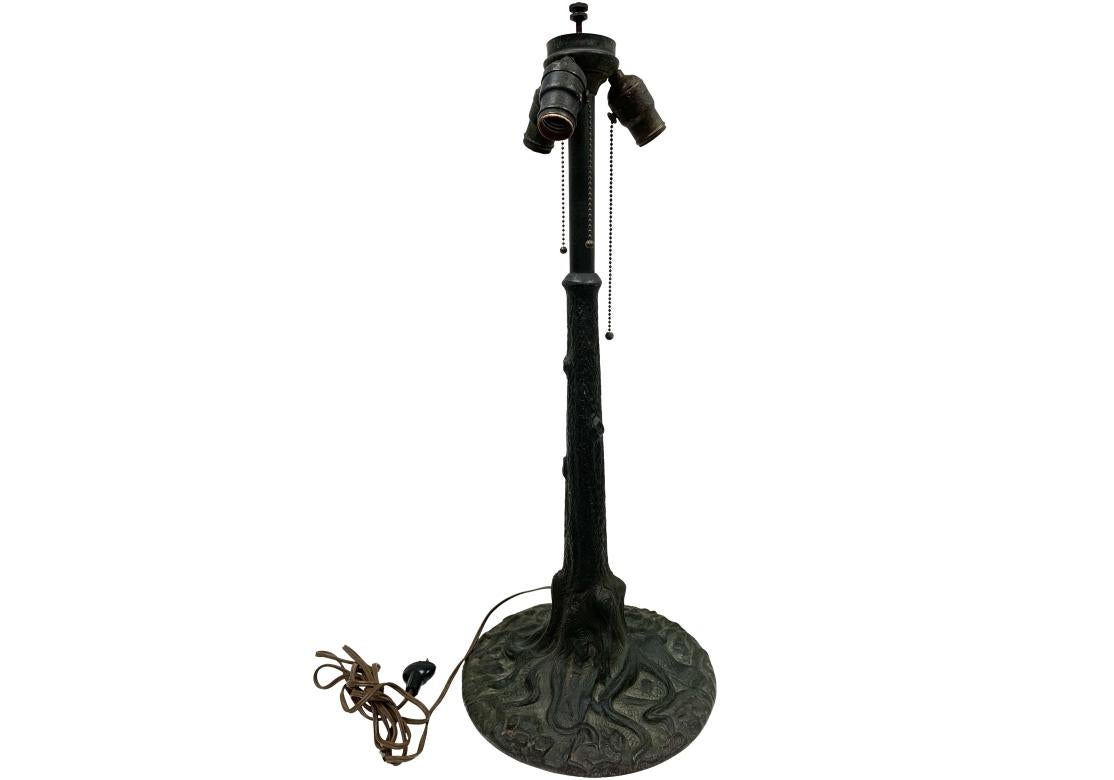 Chicago Mosaic Lamp Co. Lampe ancienne de style Art Nouveau en faux bois en verre plombé en vente 1