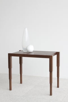 Table d'appoint Chicago en noyer huilé par May Furniture EN STOCK MODÈLE EN VENTE