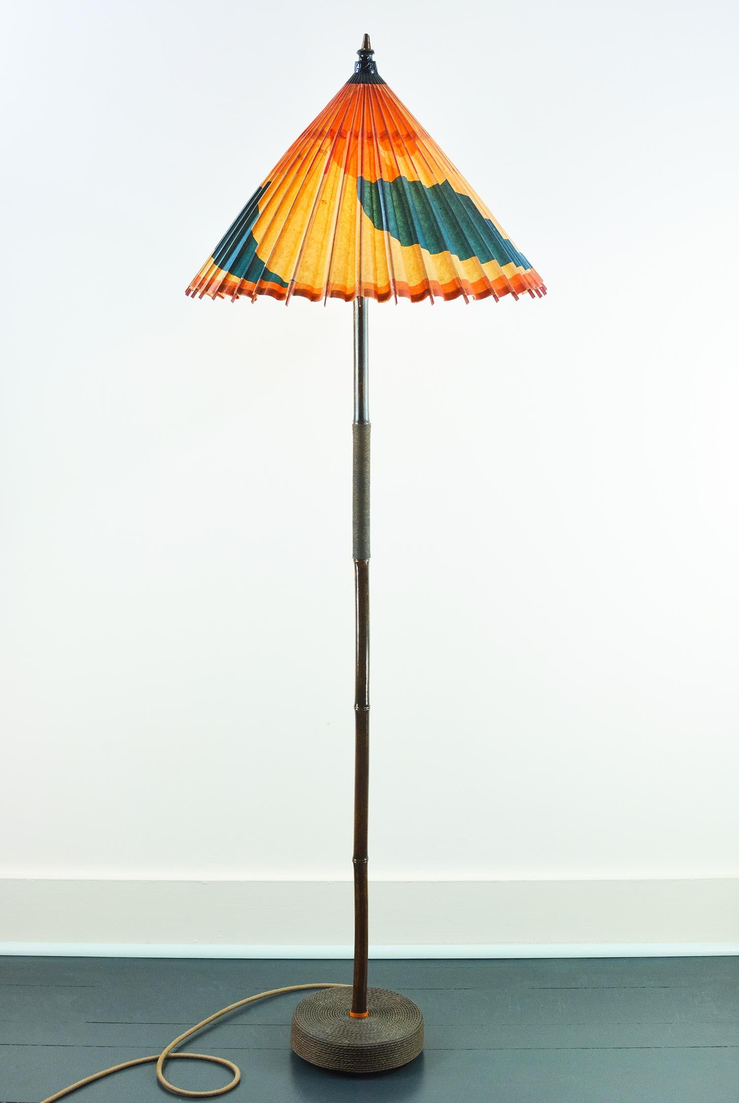 Schwarze ''World's Fair''-Lampe aus Bambus mit Parasolschirm von Christopher Tennant (Art déco) im Angebot