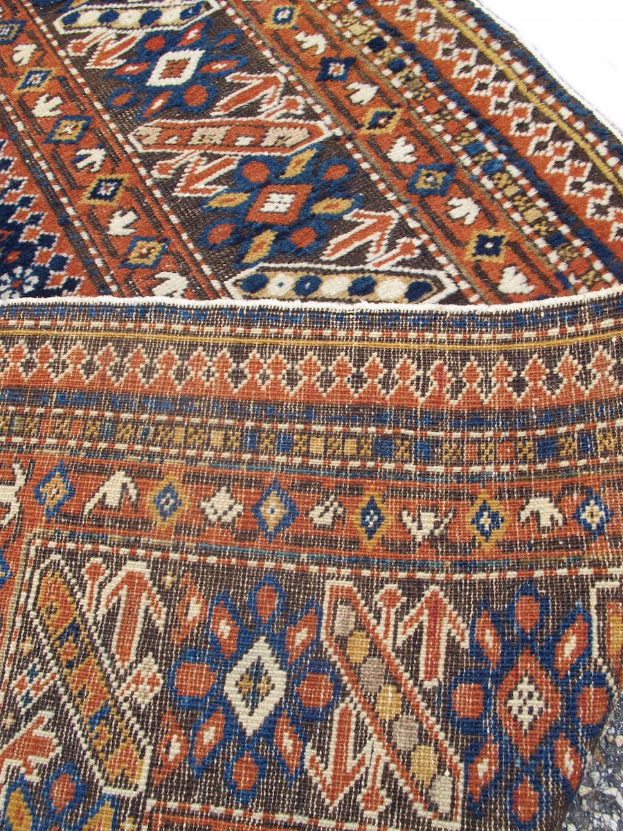 Dunkelblauer geometrischer kaukasischer Chichi-Teppich, um 1900

Auf dem vielfarbigen blauen Feld dieses Chichi-Teppichs aus dem Ostkaukasus wechseln sich Reihen von Rosetten ab, die von achtzackigen Sternen und Reihen von 