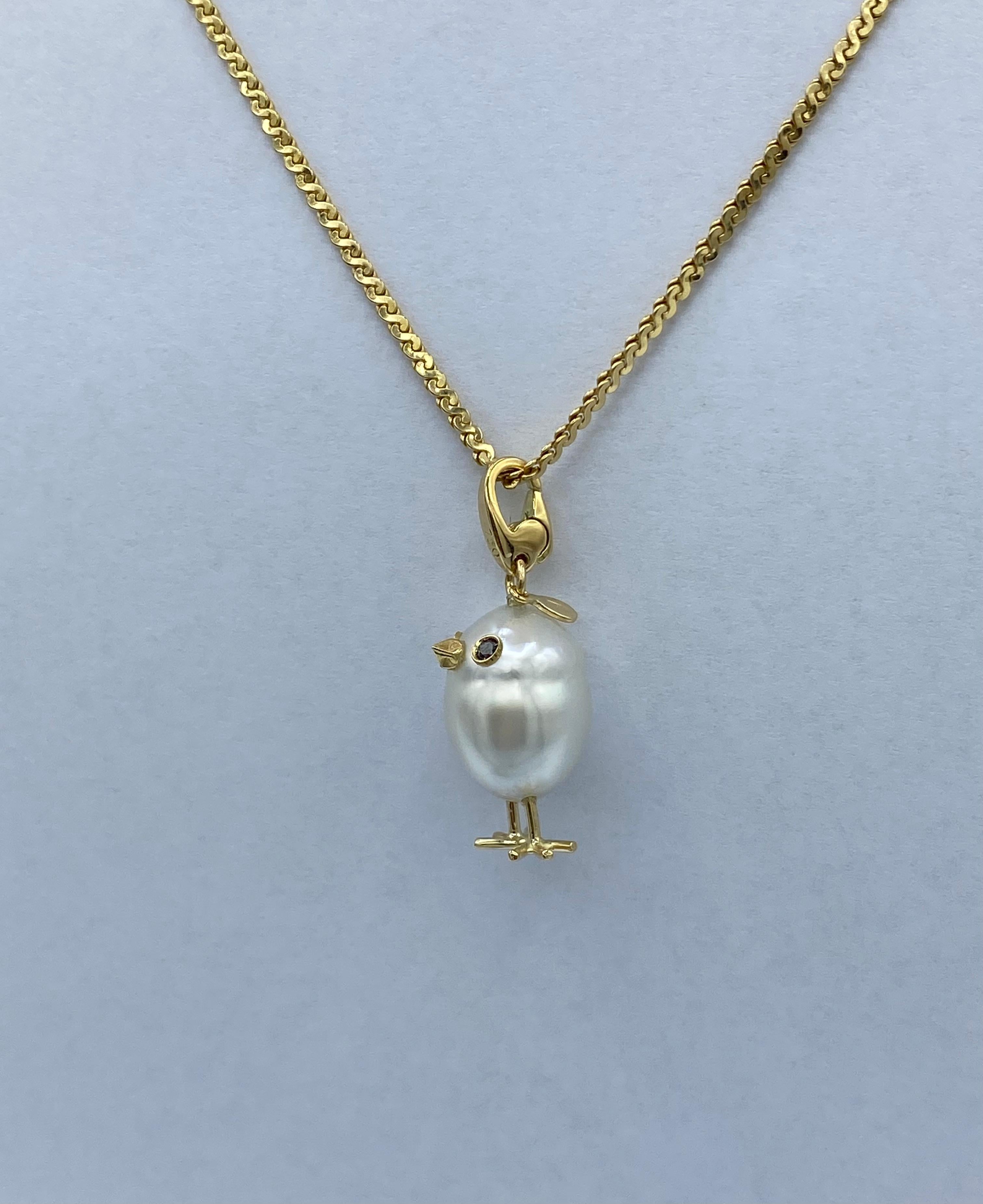 Women's Ciondolo e/o Charm Pulcino 18Kt  perla Australiana a diamanti neri Made in Italy For Sale