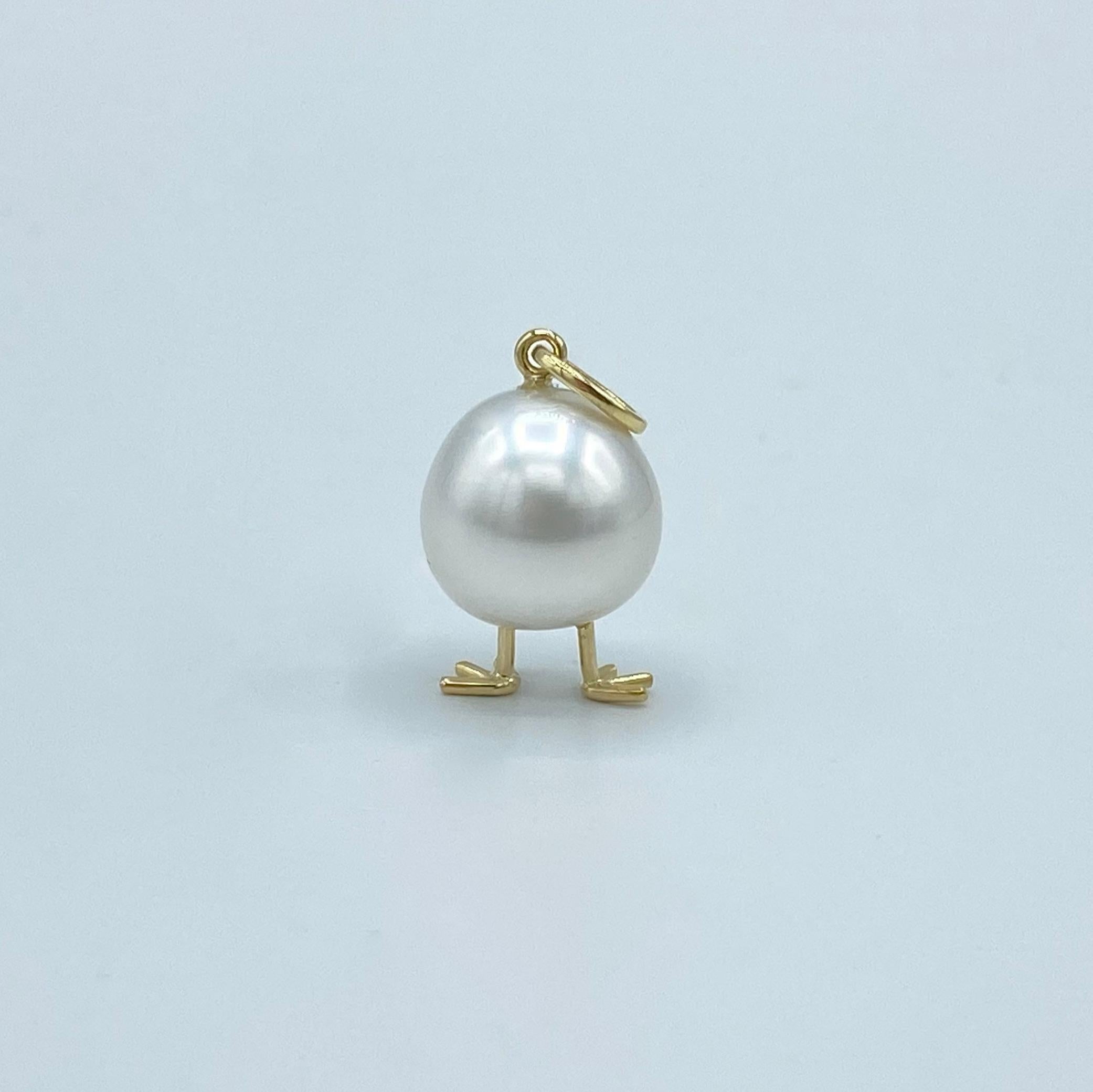 Round Cut Chick Australian Pearl Black Diamond 18 Karat Gold Pendant or Necklace