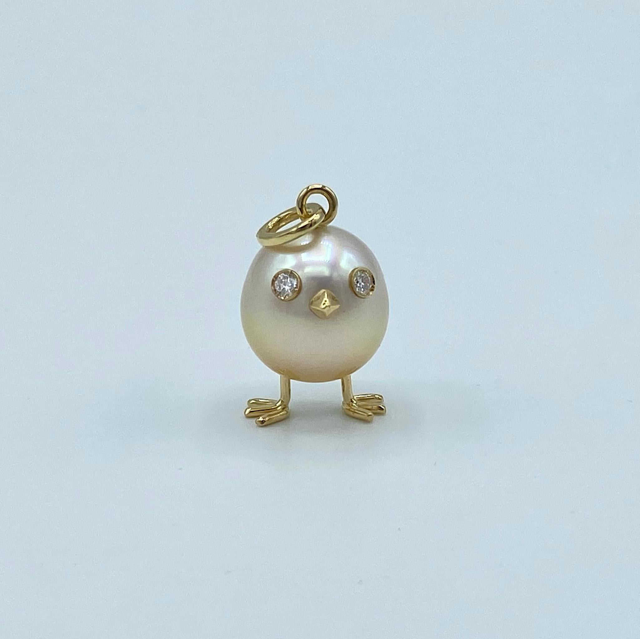 An oval champagne-colored Australian pearl has been carefully crafted to make a chick. He has his two legs, two eyes encrusted with two white diamonds and his beak. 
The champagne color of the pearl is delicate and silky.
The 18KT gold is