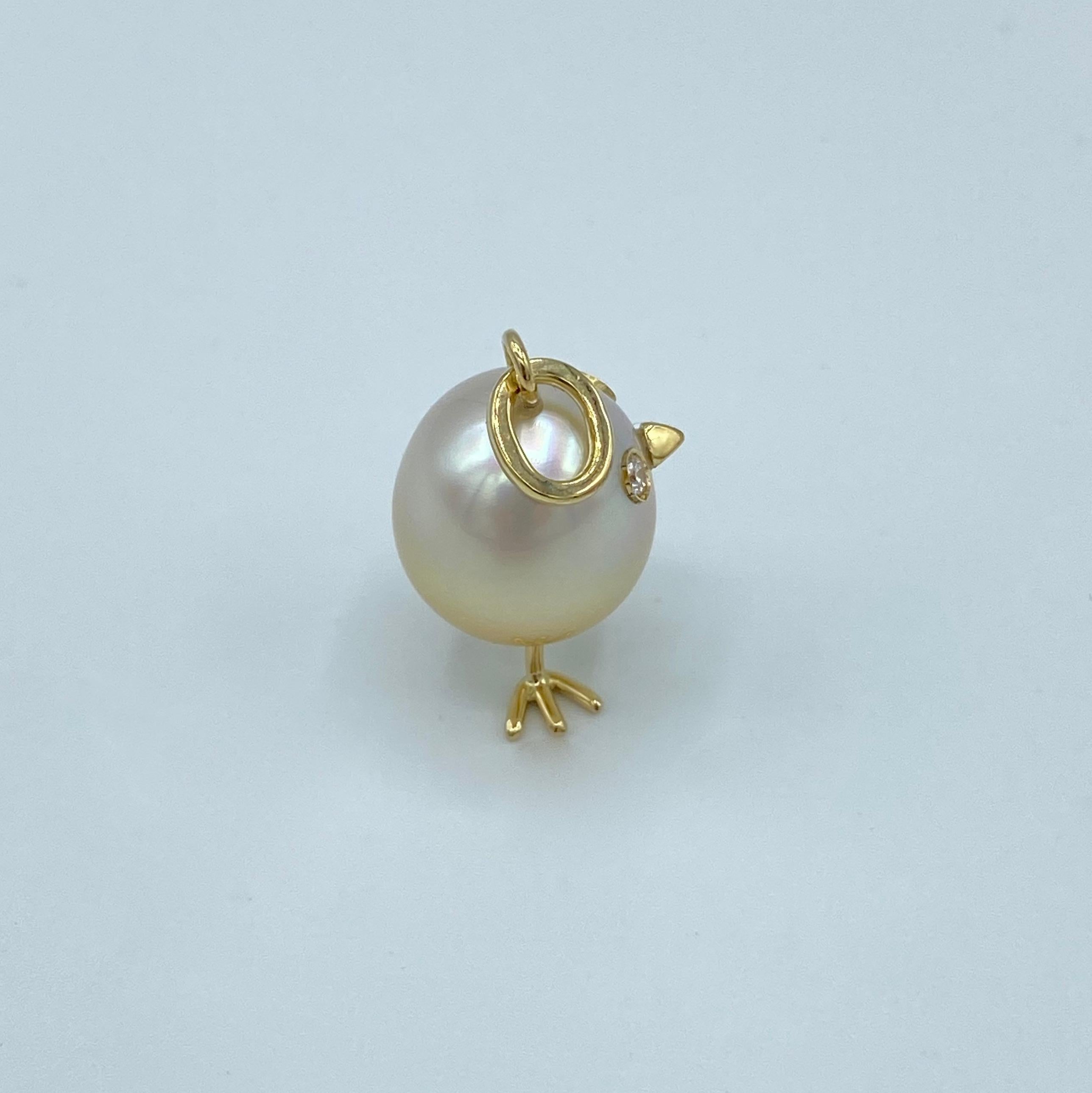 Contemporary Chick Australian Pearl White Diamond Yellow 18kt Gold Pendant Necklace