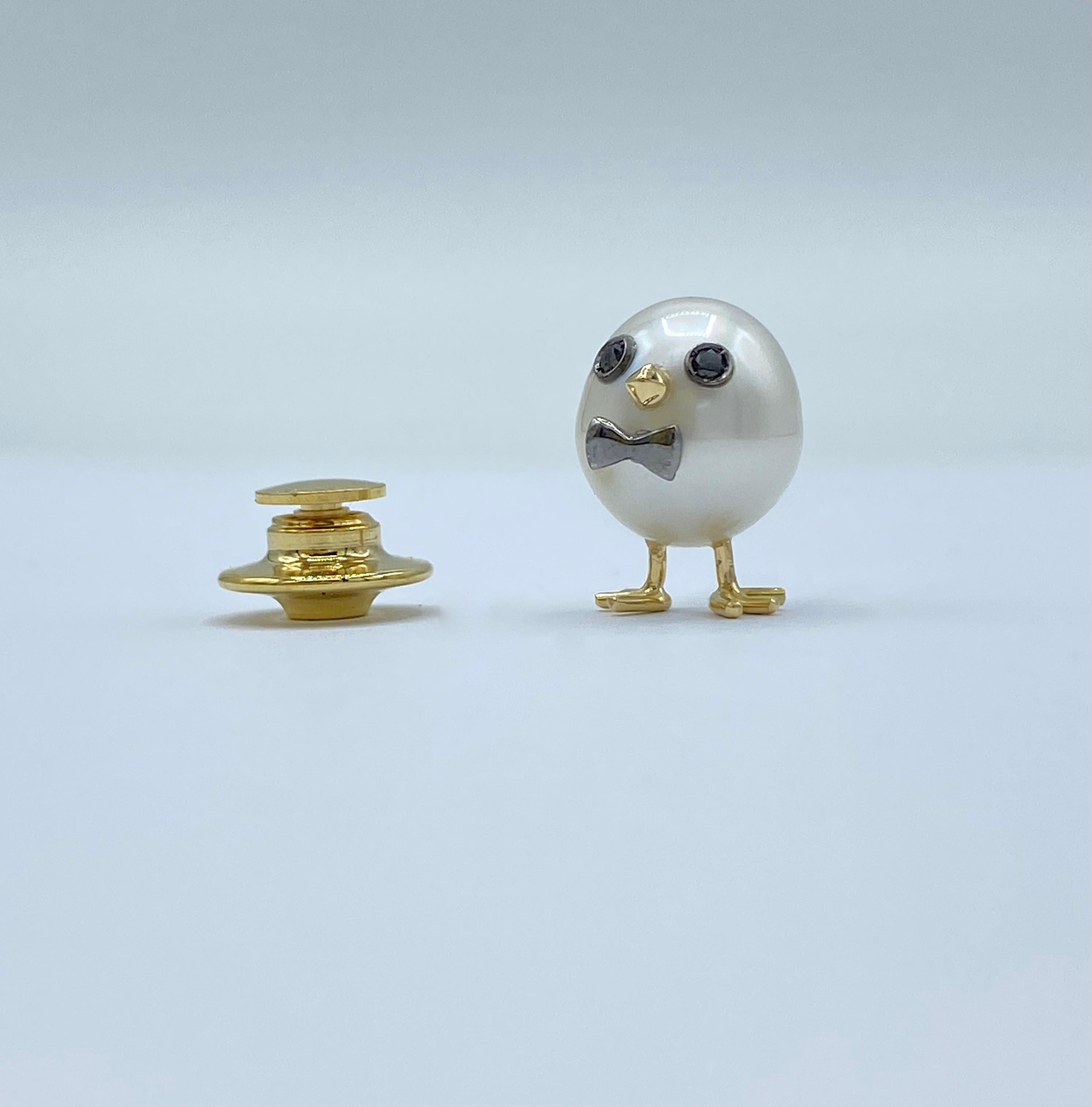 Petronilla Chick White and Red Yellow 18 Karat Gold Australian Pearl Pin
A small beautiful Australian pearl has been carefully crafted to make a chick with a black papillon.
It's a nice jacket brooch, suitable for both men and women.
The eyes are