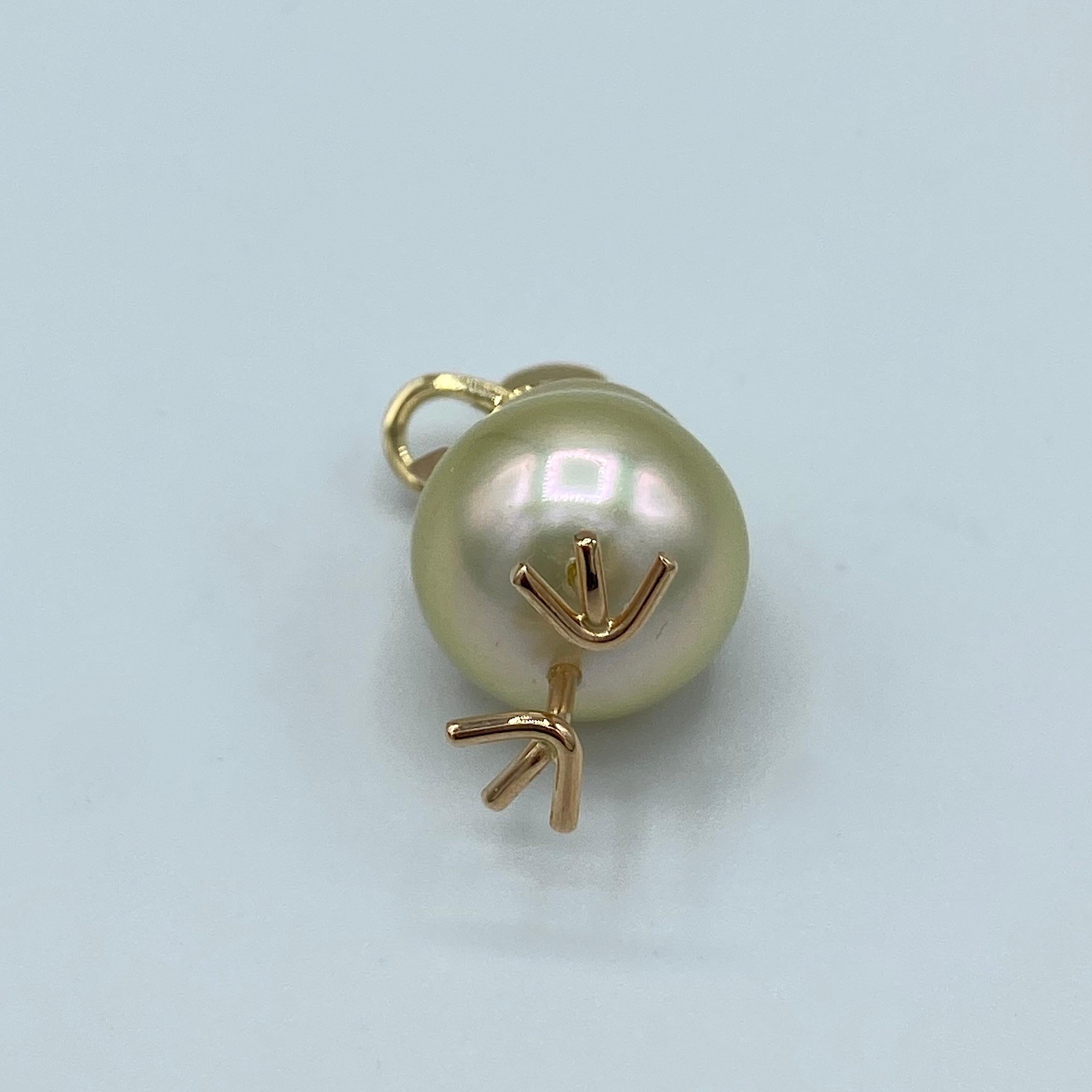 Women's Chick Pearl White Diamond 18 Karat Gold Pendant Necklace or Charm