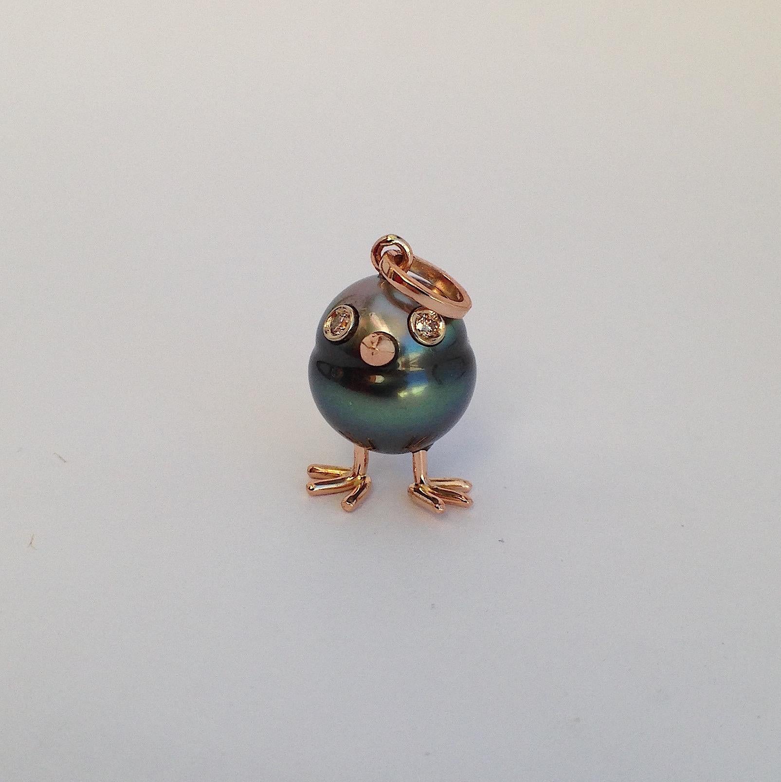 A beautiful Tahitian pearl has been carefully crafted to make a chick. He has his two legs, two eyes encrusted with two brown diamonds and his beak. 
The gold is white for the eyes, for the other particulars it's red.
The caliber is ct 0.03.
The