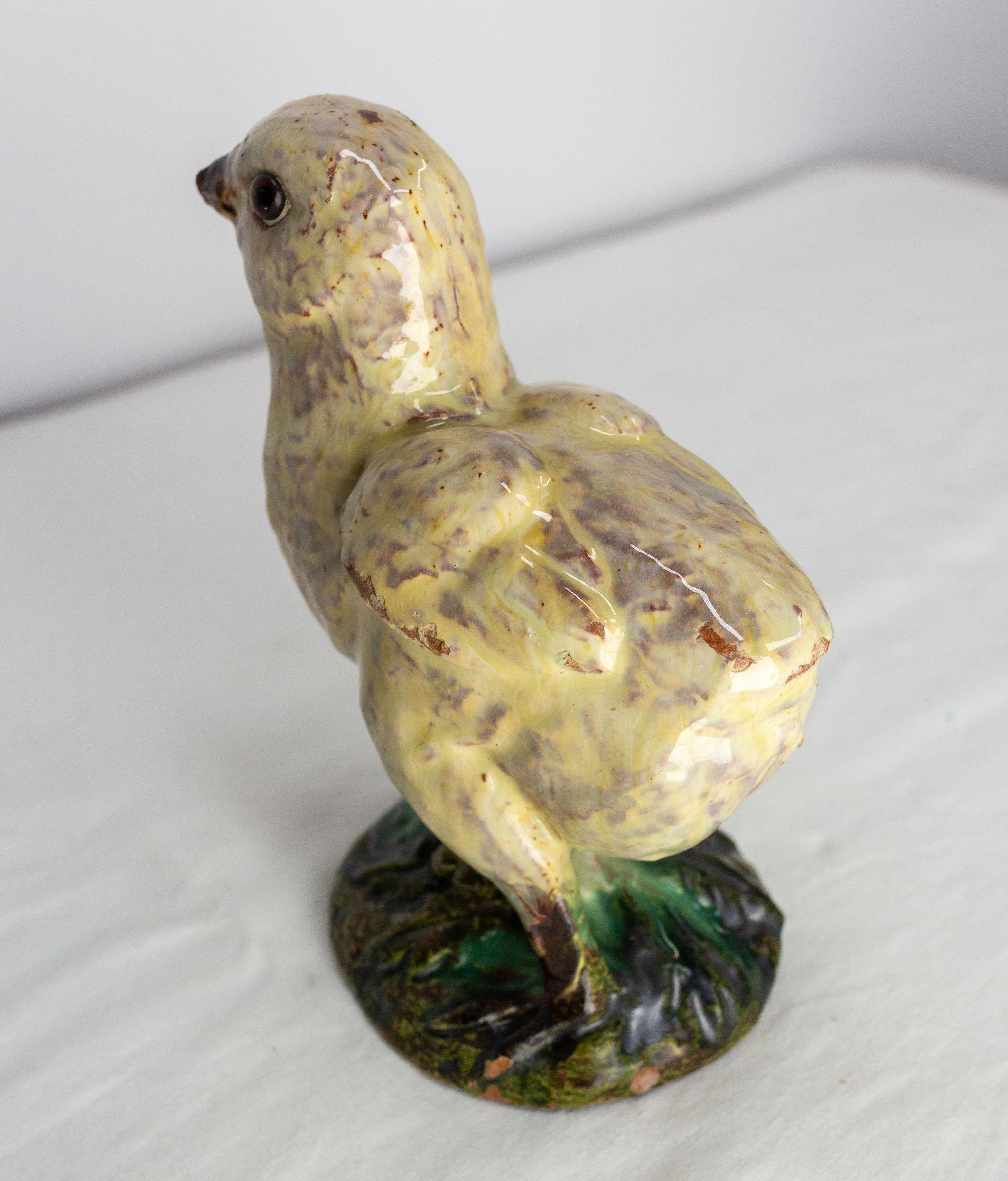 XX secolo Statuetta di pulcino in terracotta e maiolica firmata J. Filmont, circa 1900 C in vendita
