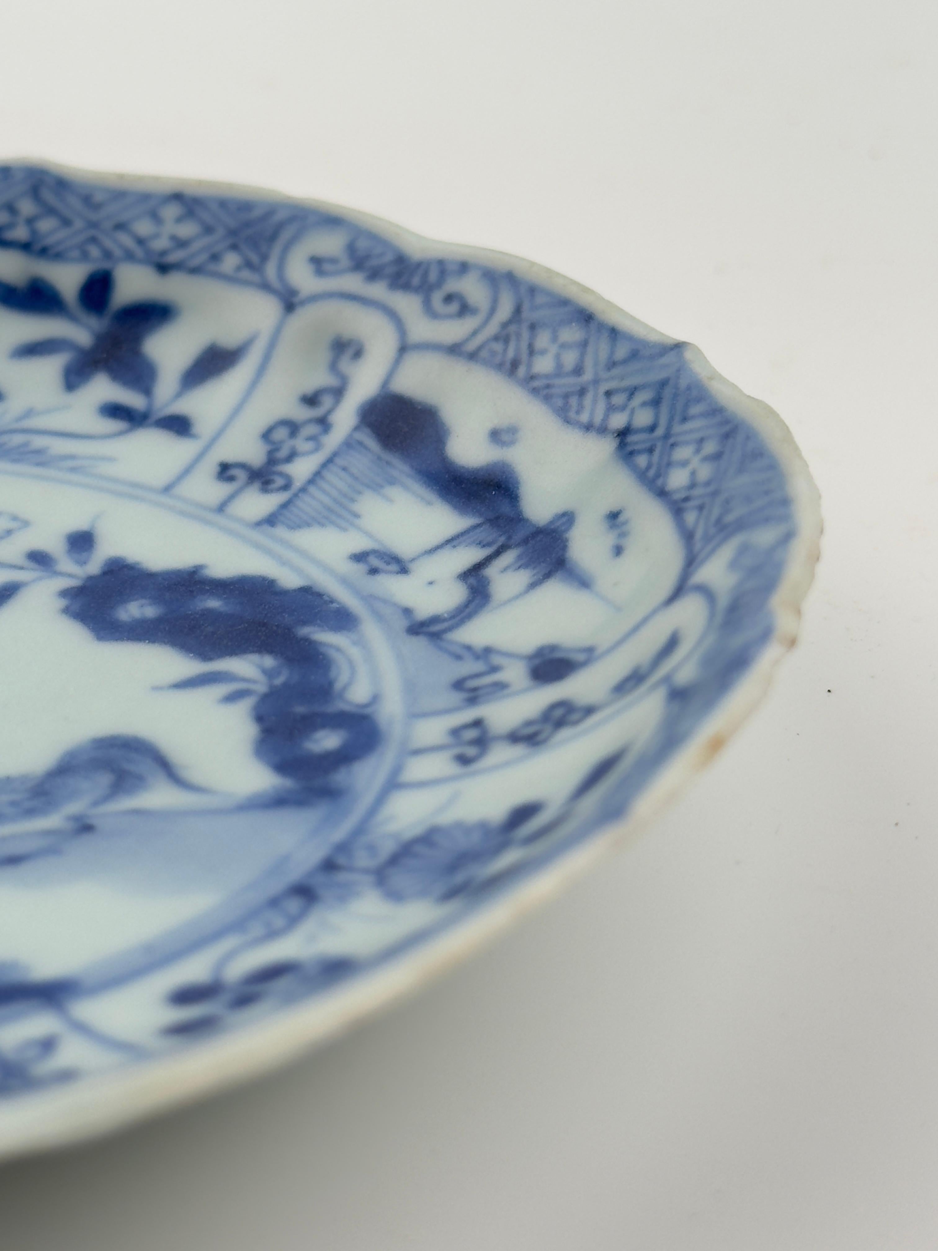 Vernissé Soucoupe bleu et blanc à motif de poulet v 1725, Dynastie Qing, époque Yongzheng en vente