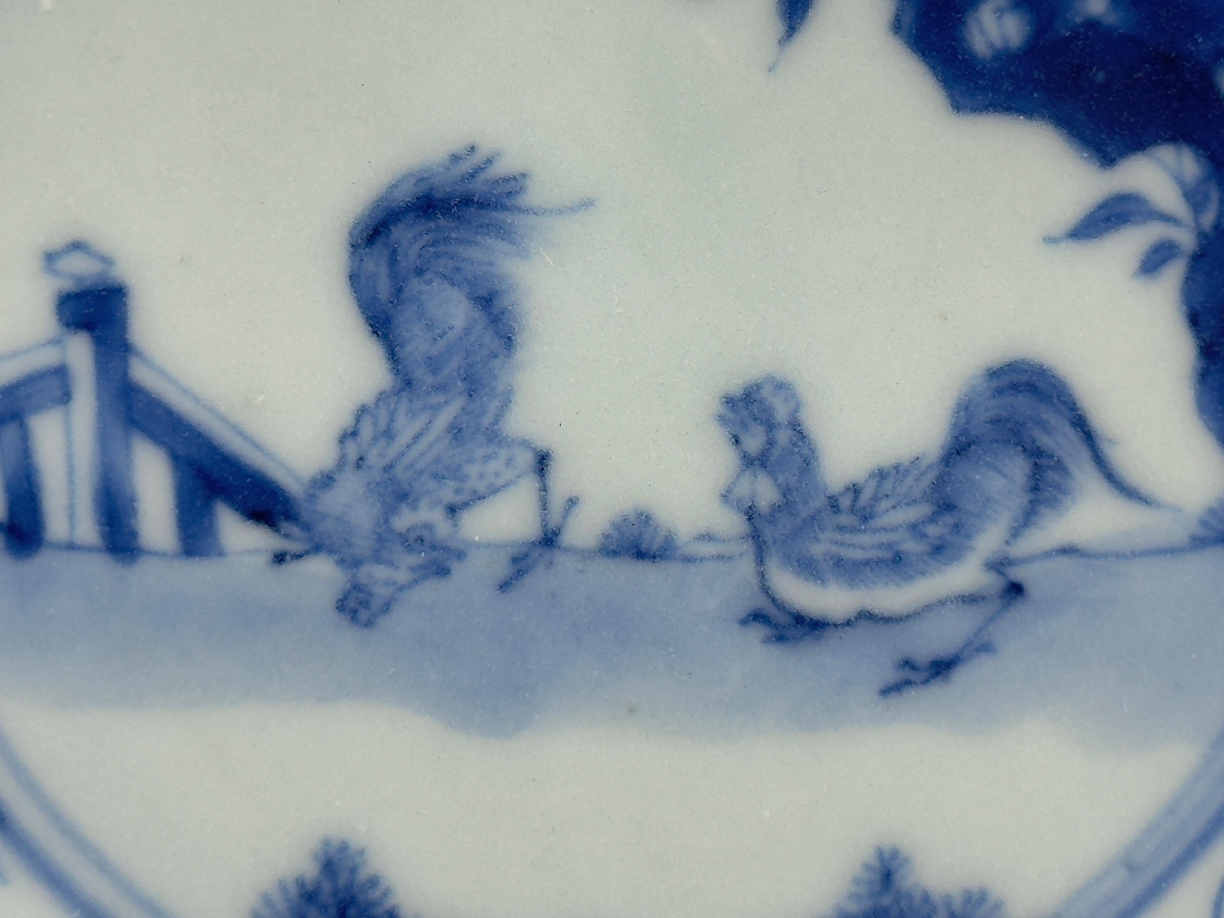 Début du XVIIIe siècle Soucoupe bleu et blanc à motif de poulet v 1725, Dynastie Qing, époque Yongzheng en vente
