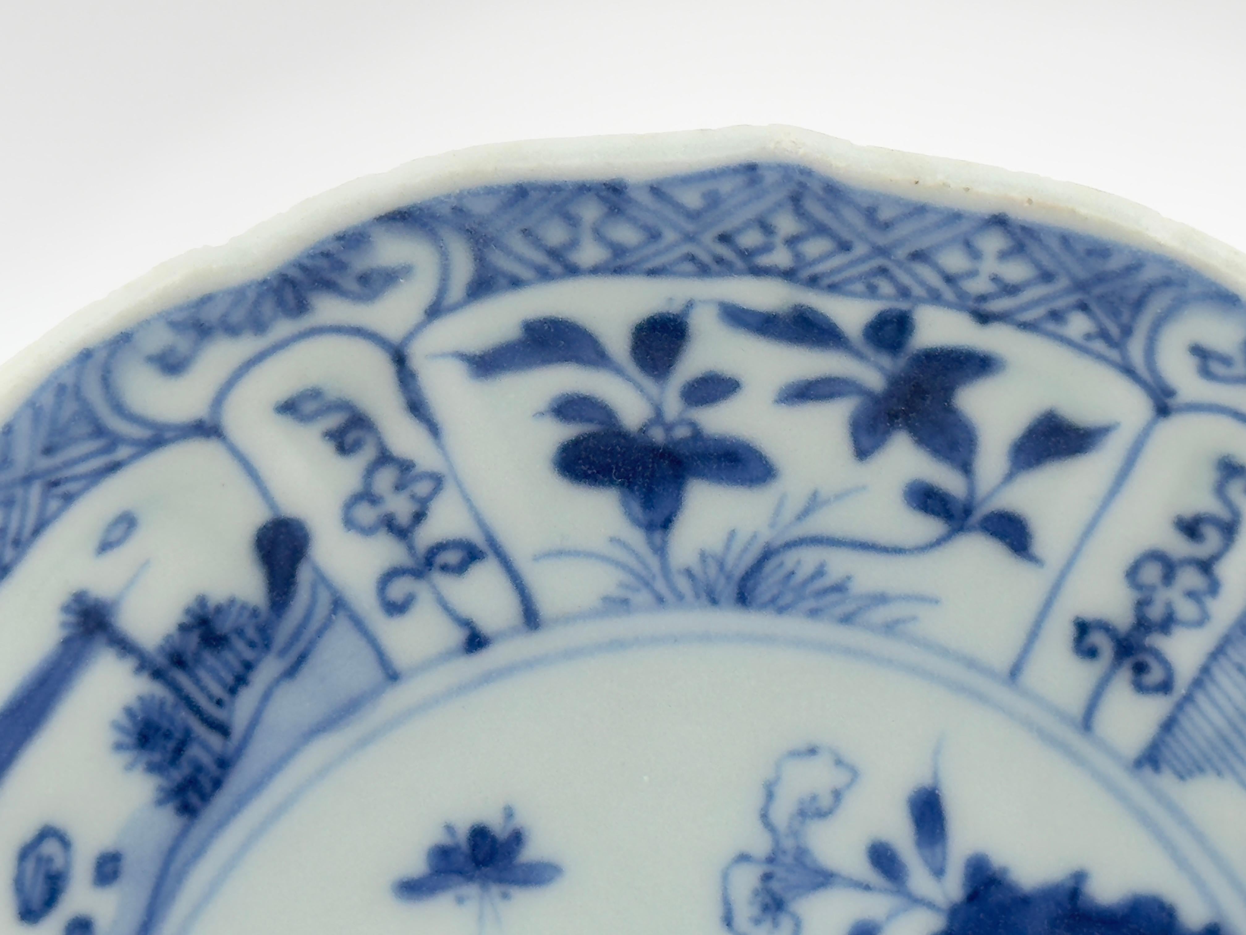 Céramique Soucoupe bleu et blanc à motif de poulet v 1725, Dynastie Qing, époque Yongzheng en vente