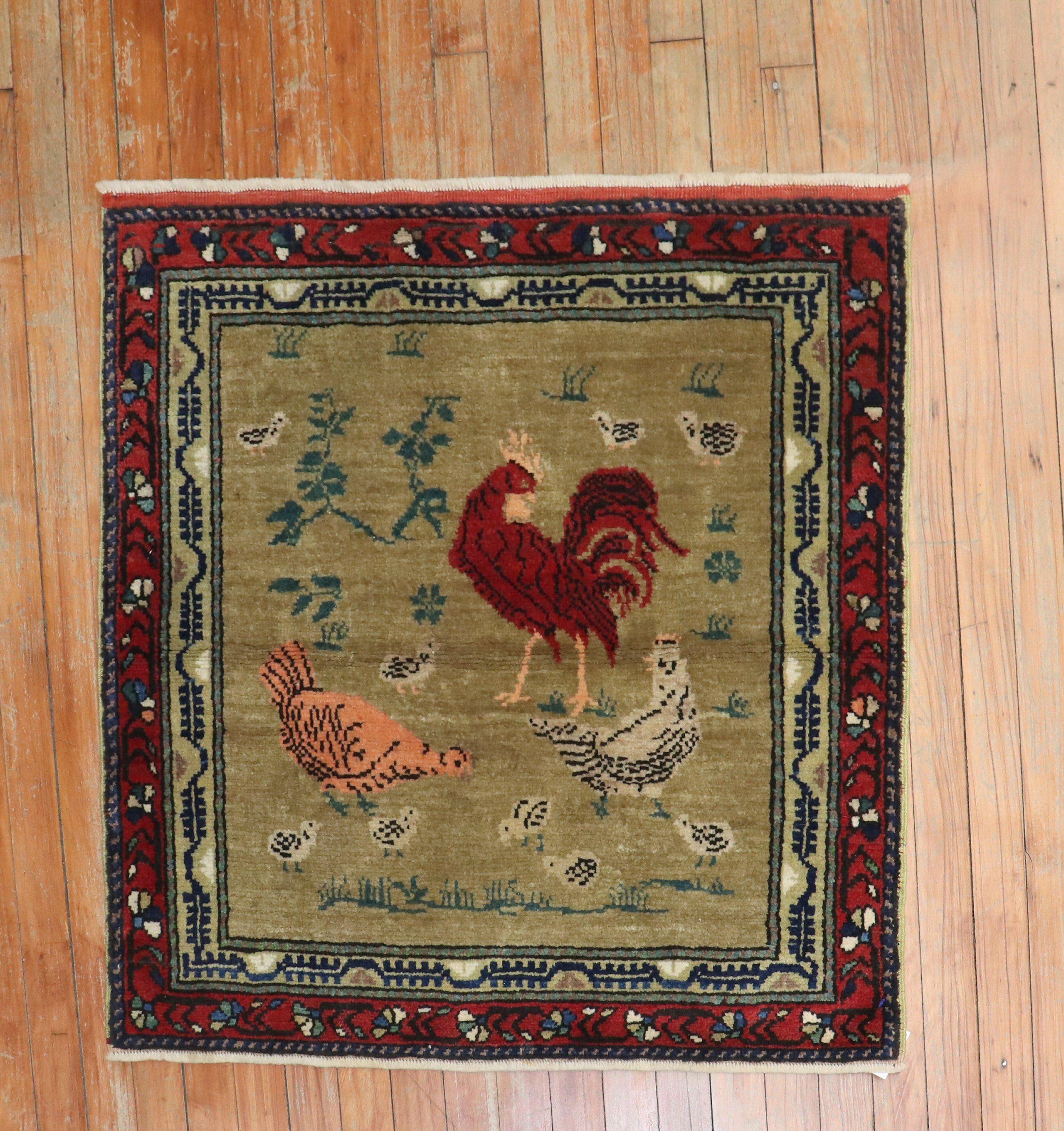 türkischer teppich aus der mitte des 20. jahrhunderts, der ein huhn und einen hahn auf einem braunen feld darstellt

Maße: 2'10