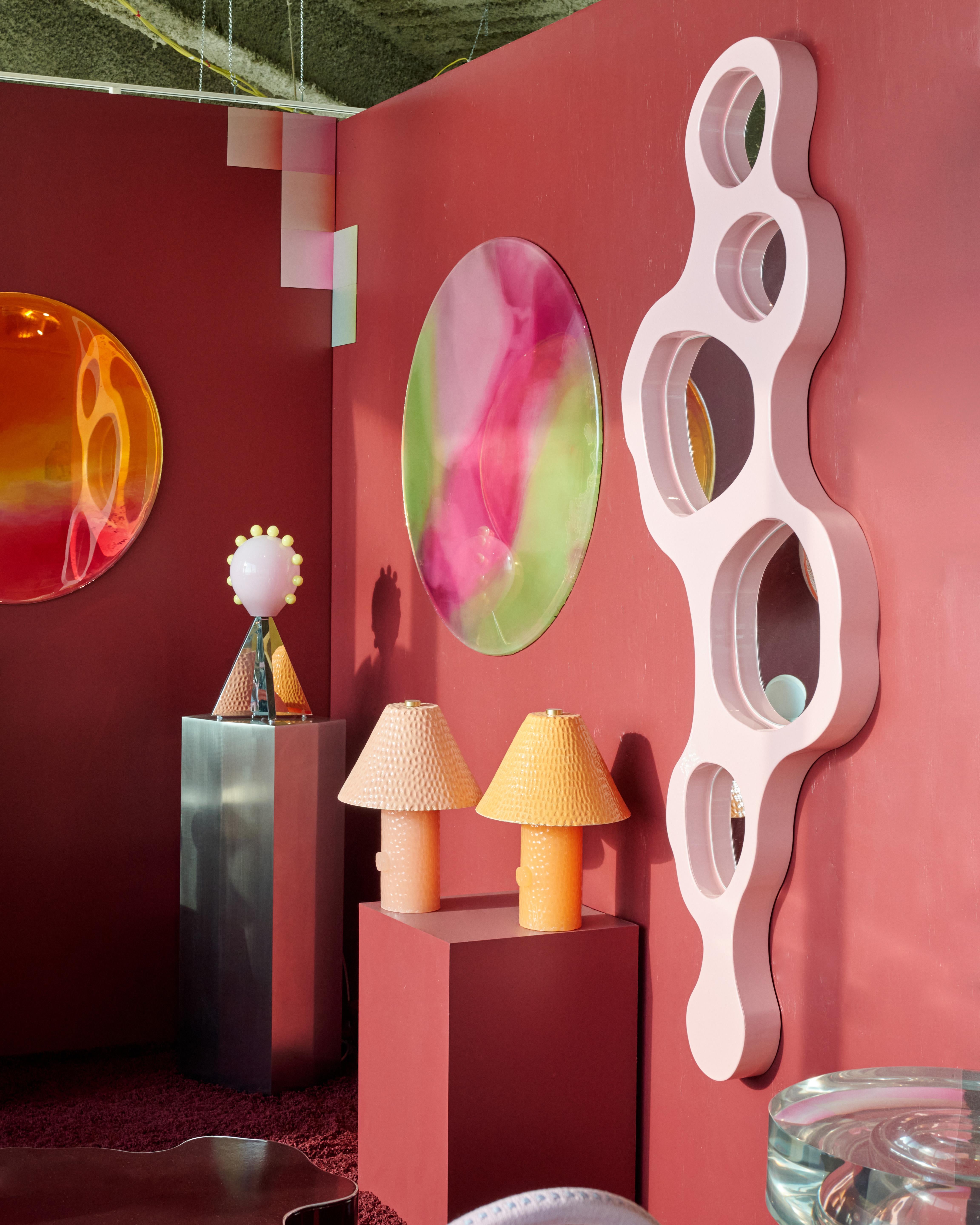 Moderne Lampe de table Chicklet par MERVE KAHRAMAN, verre rose soufflé à la main, acier inoxydable en vente